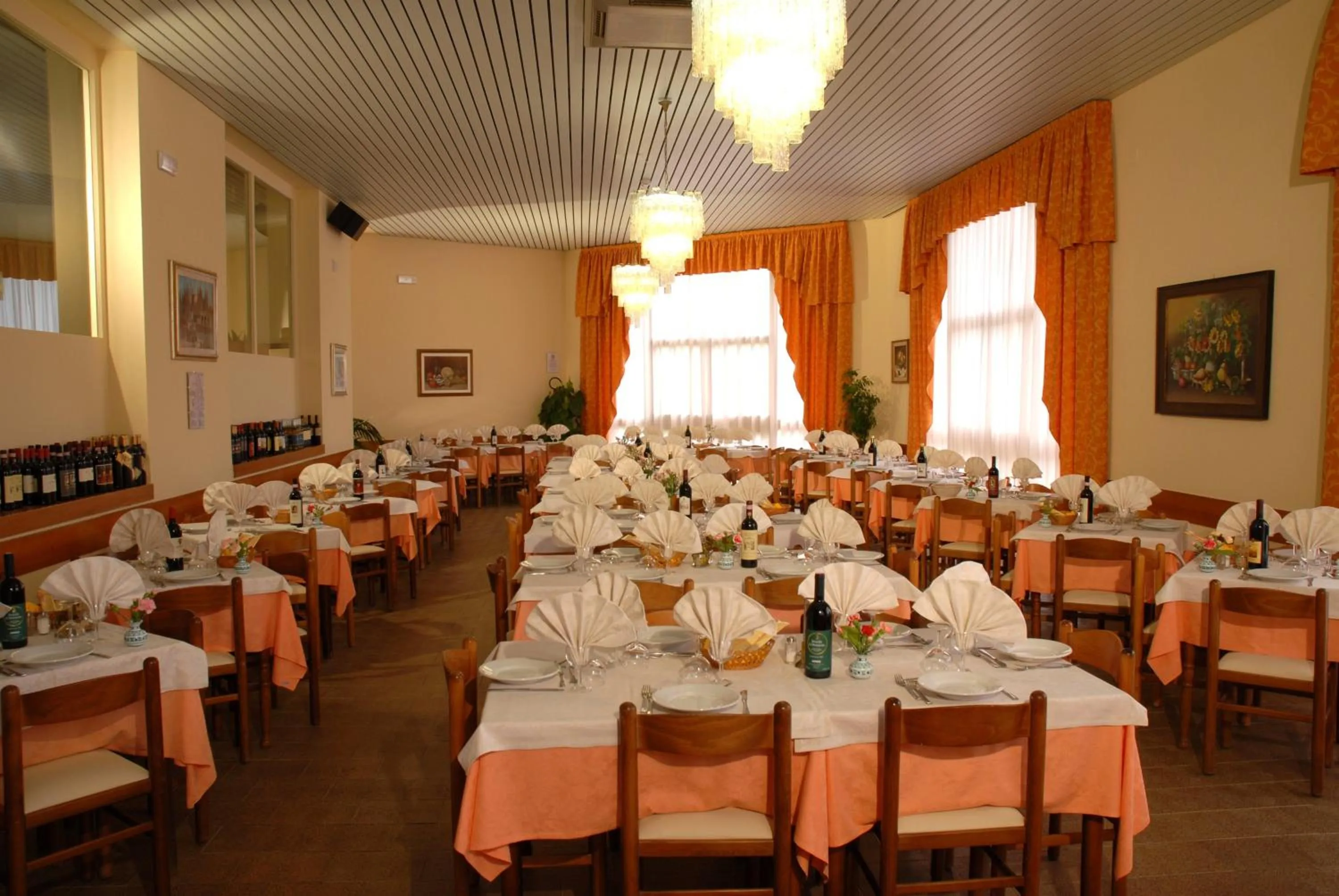 Restaurant/places to eat in Hotel Ismaele