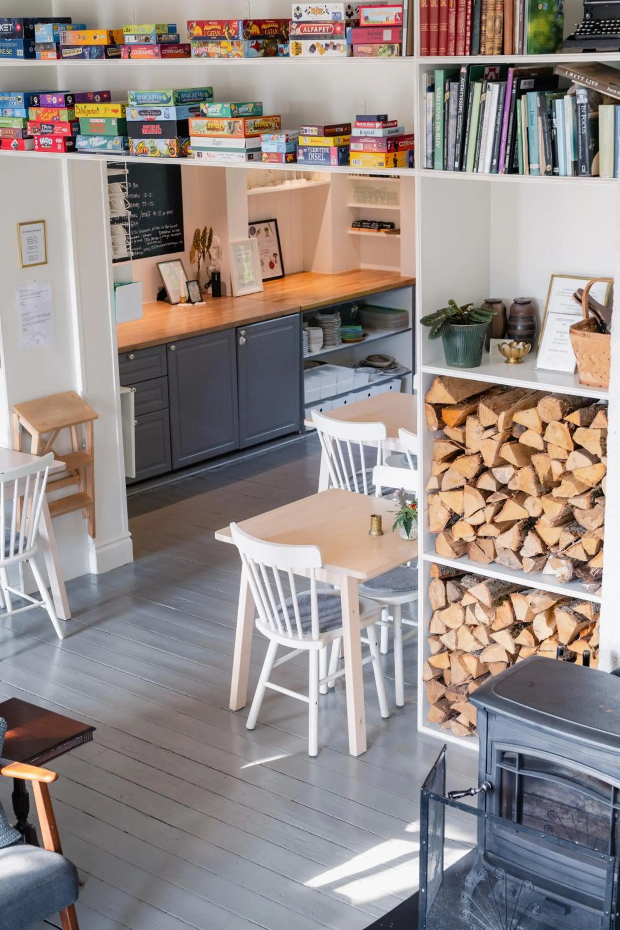 Communal lounge/ TV room in STF Villa Söderåsen B&B