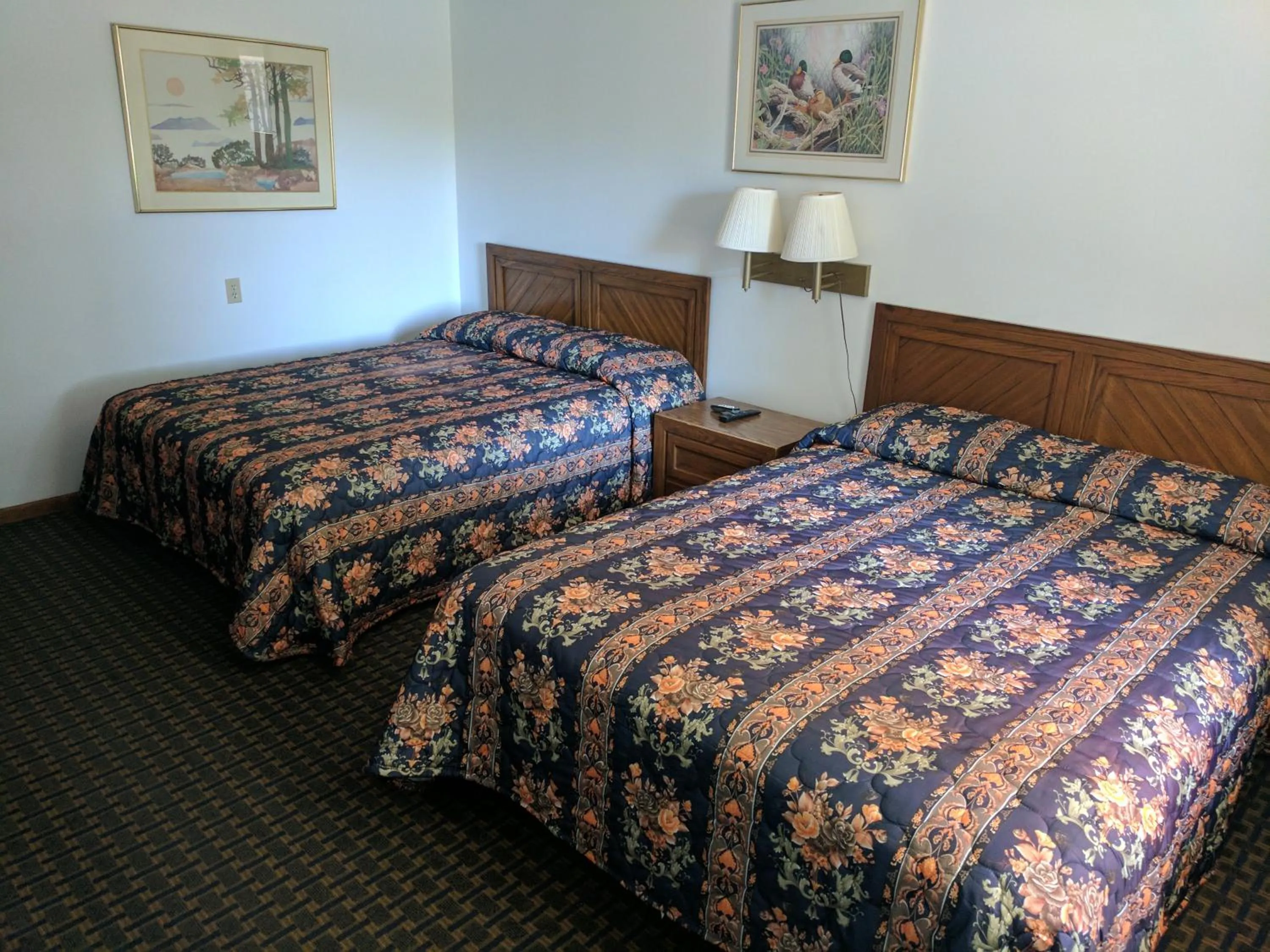 Photo of the whole room, Bed in All Seasons Motel