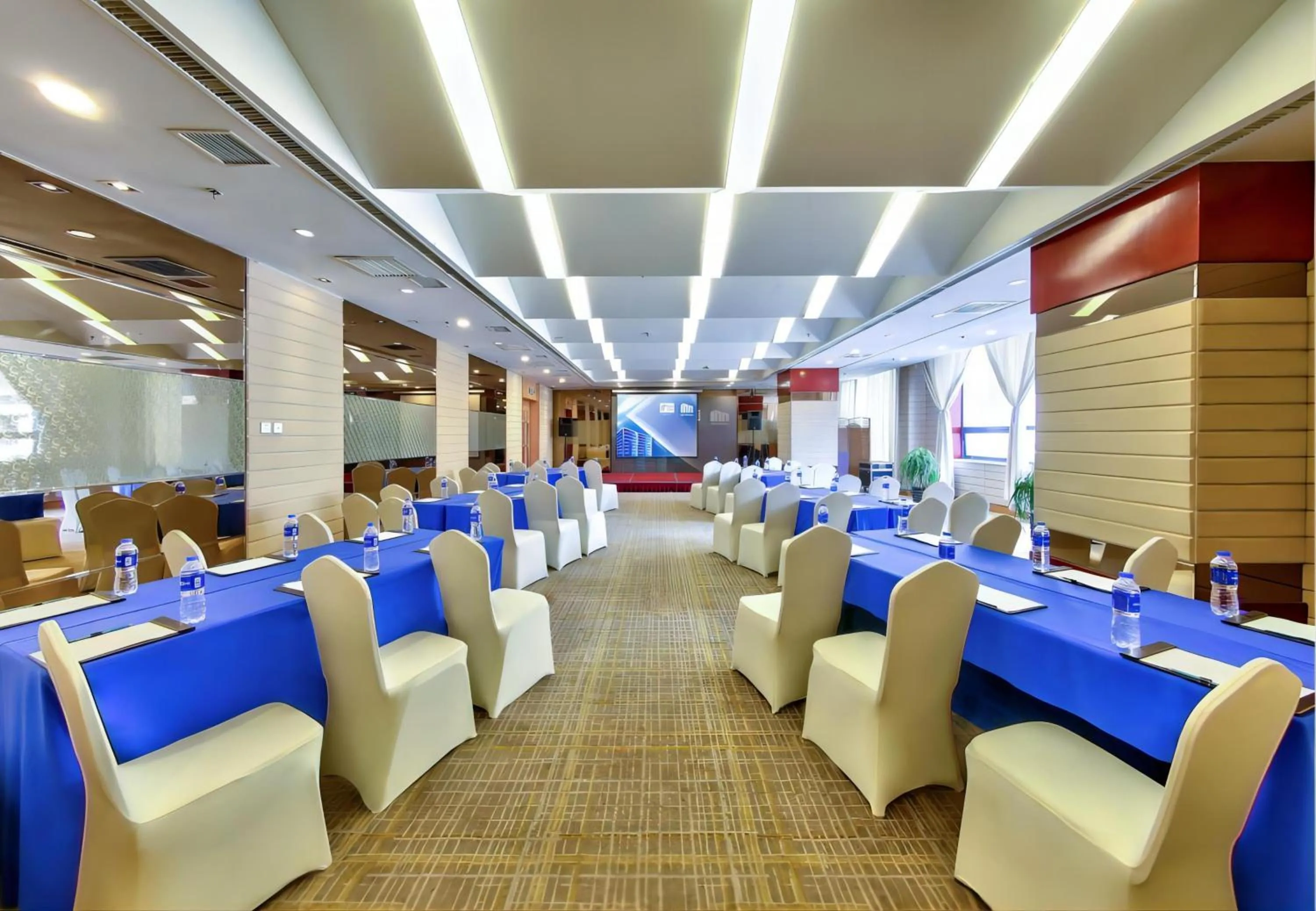 Meeting/conference room in Holiday Inn Express City Centre Dalian by IHG