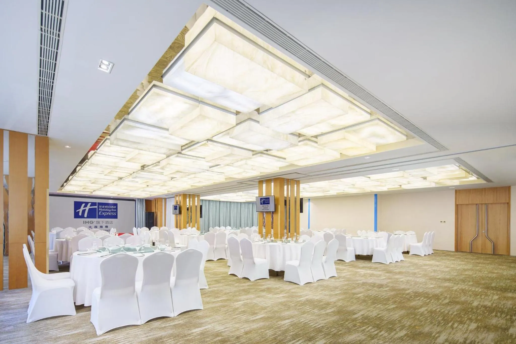 Meeting/conference room in Holiday Inn Express City Centre Dalian by IHG