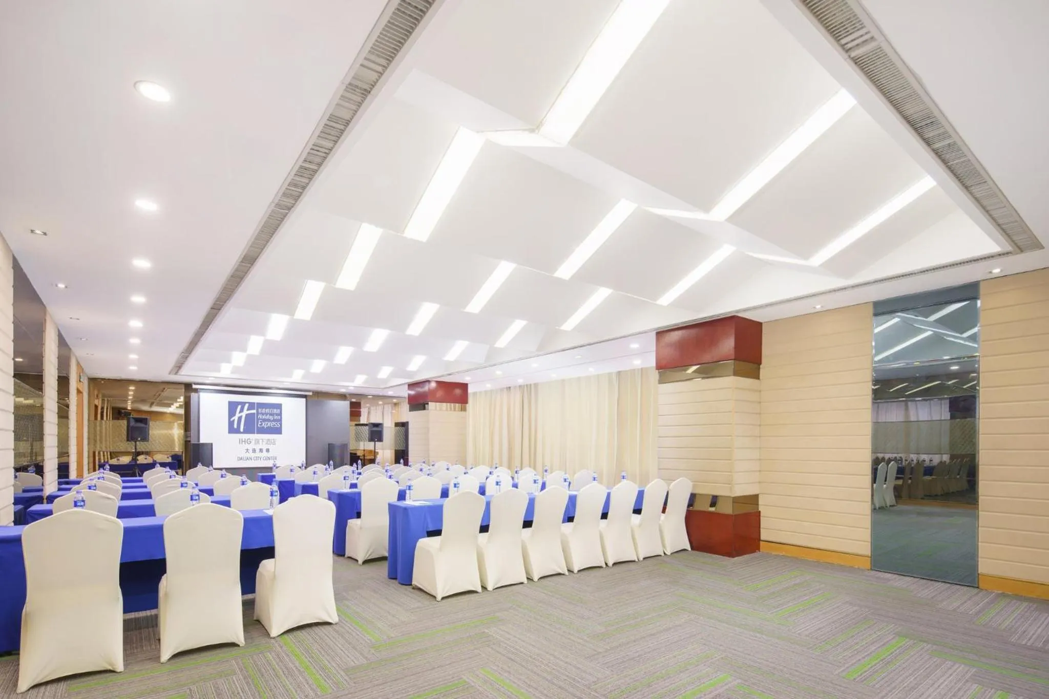 Meeting/conference room in Holiday Inn Express City Centre Dalian by IHG