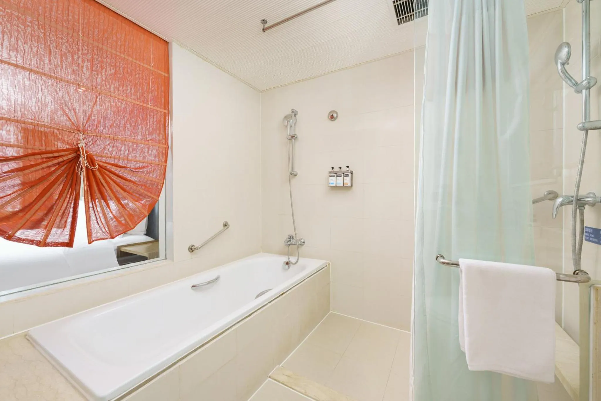 Bathroom in Holiday Inn Express City Centre Dalian by IHG