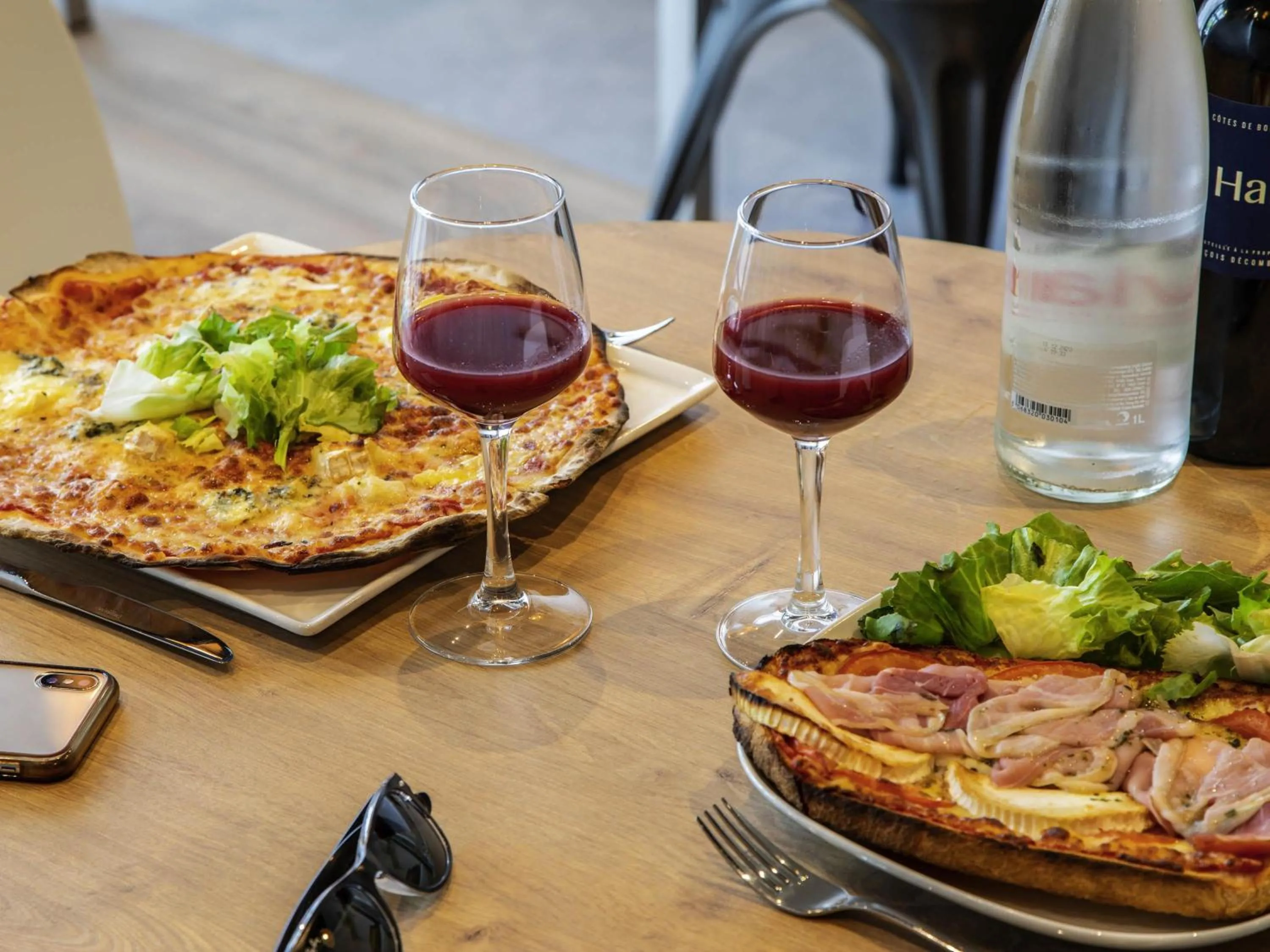 Lounge or bar in ibis Brest Centre