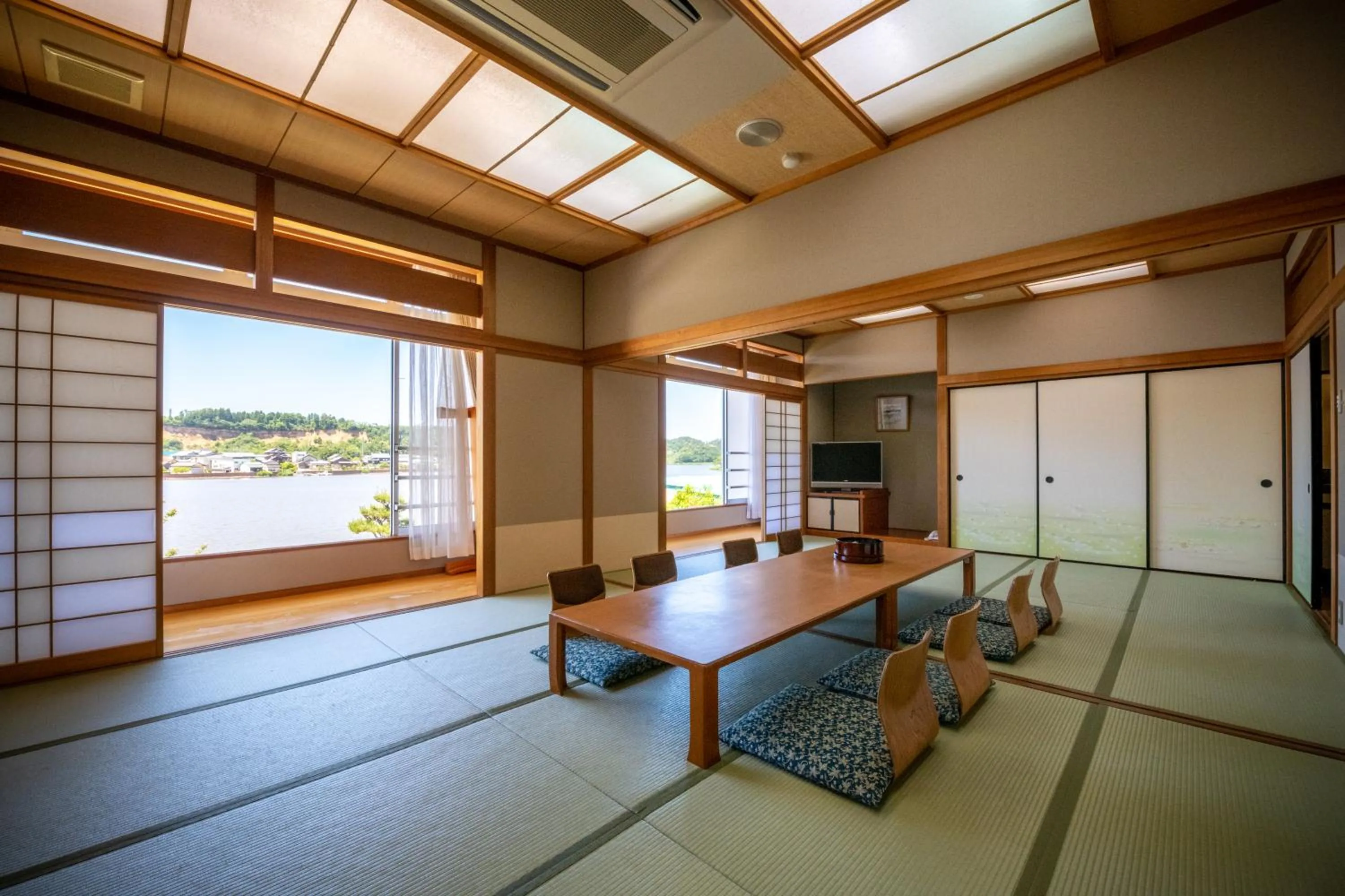 Photo of the whole room in Awara Kitagata Onsen Kohanso Hana Yurari