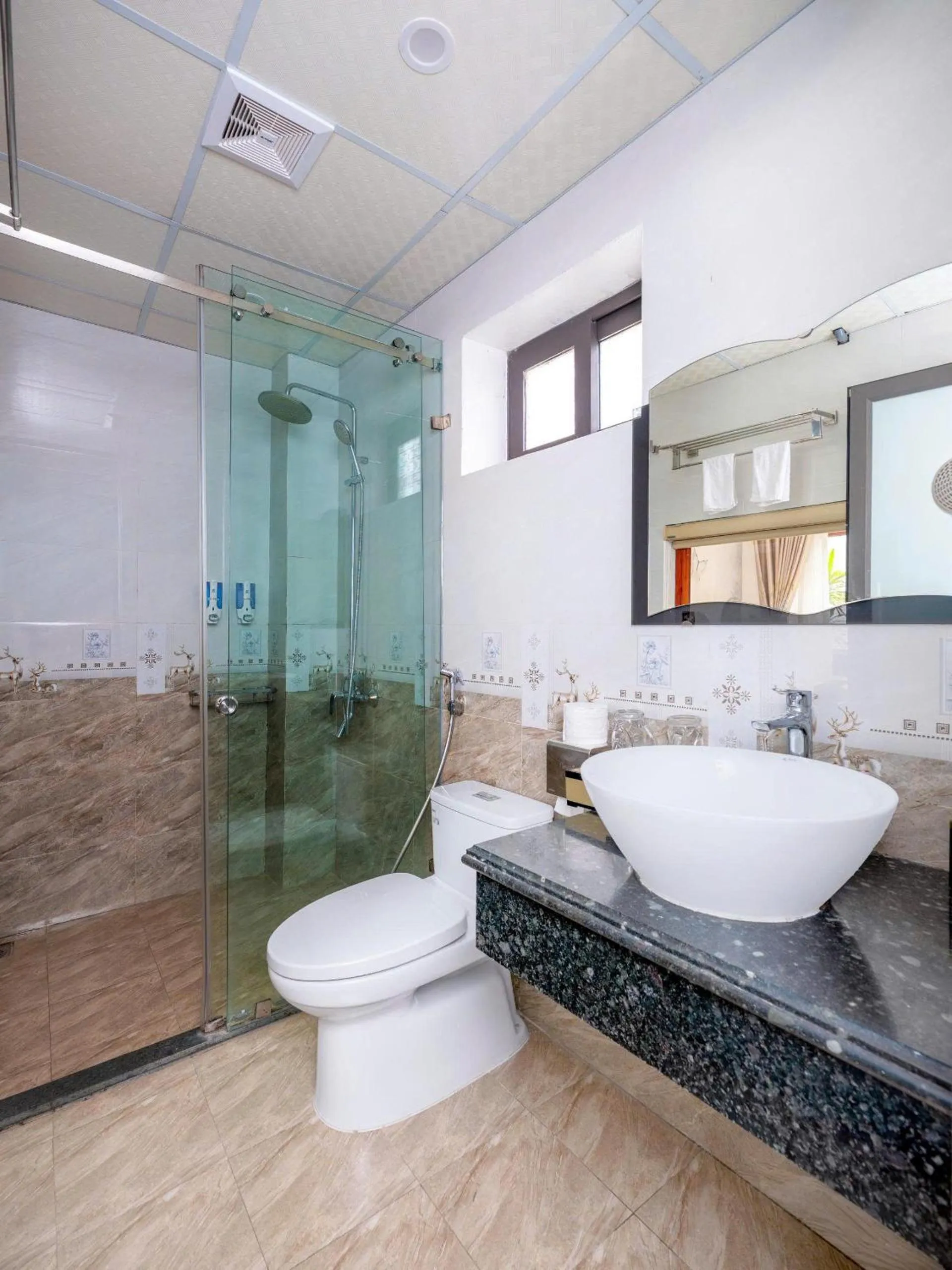 Shower in Lys Homestay