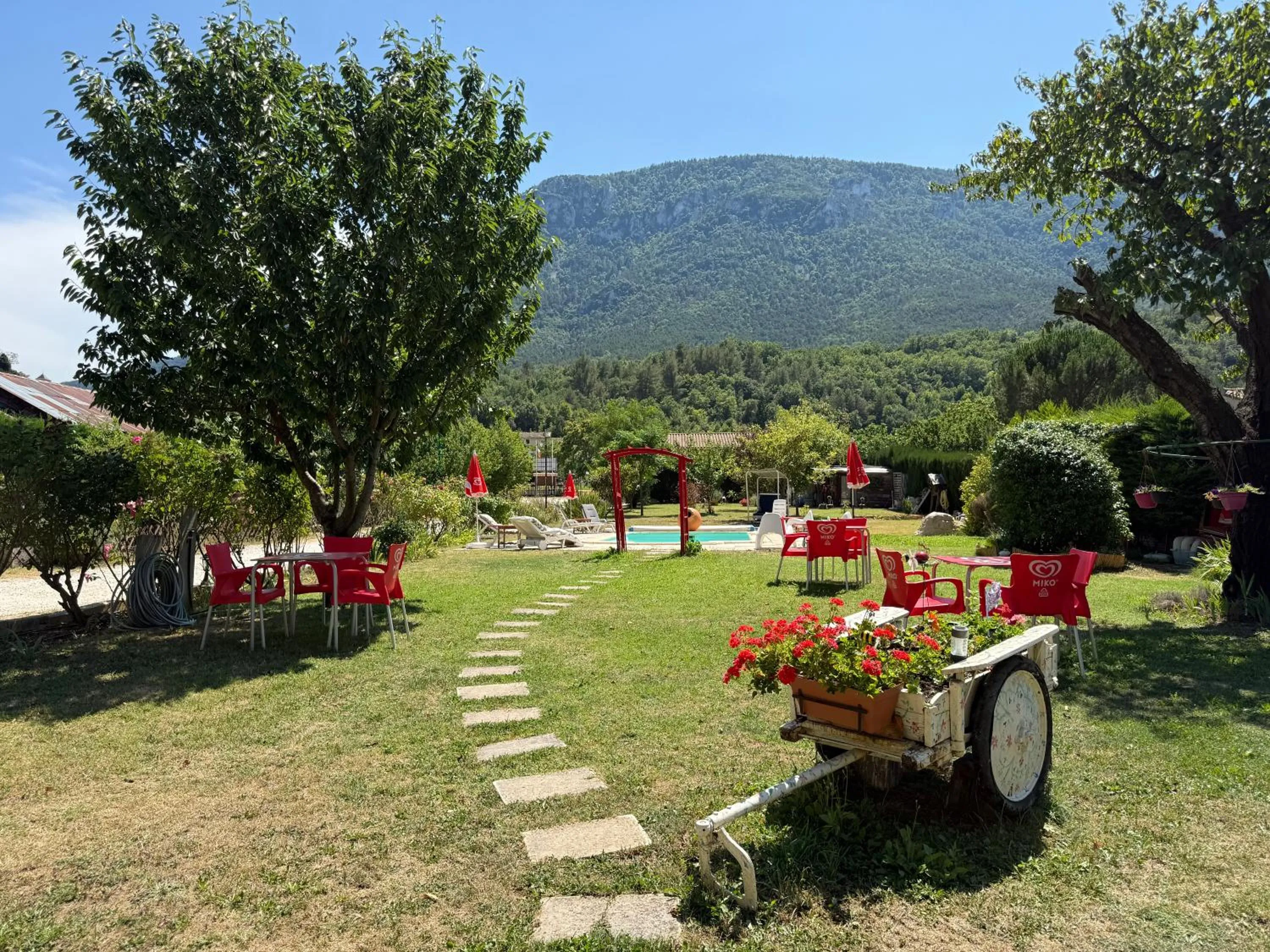 Garden in Hotel Restaurant Rose des Pyrénées
