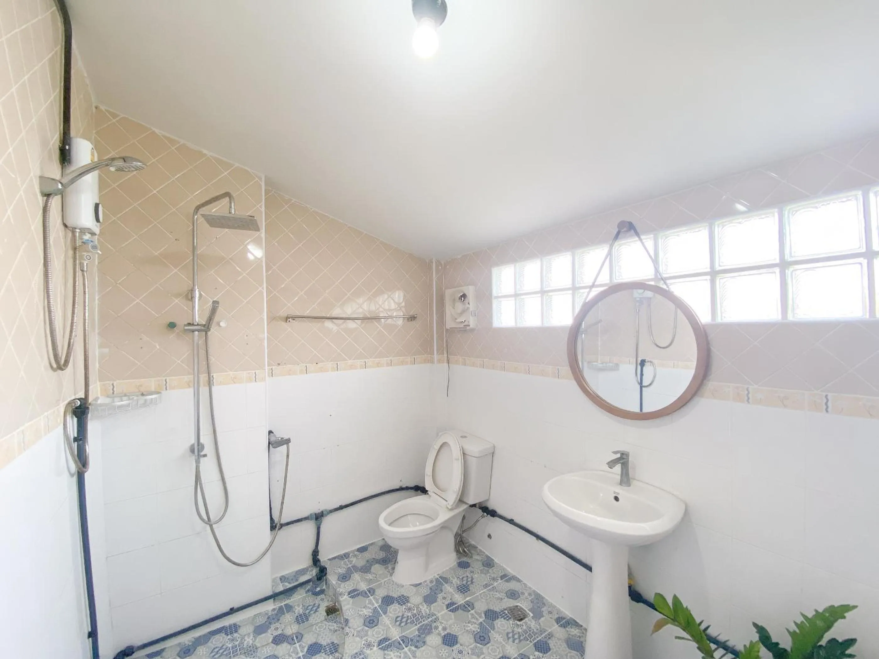 Shower in Bangsaphan Resort