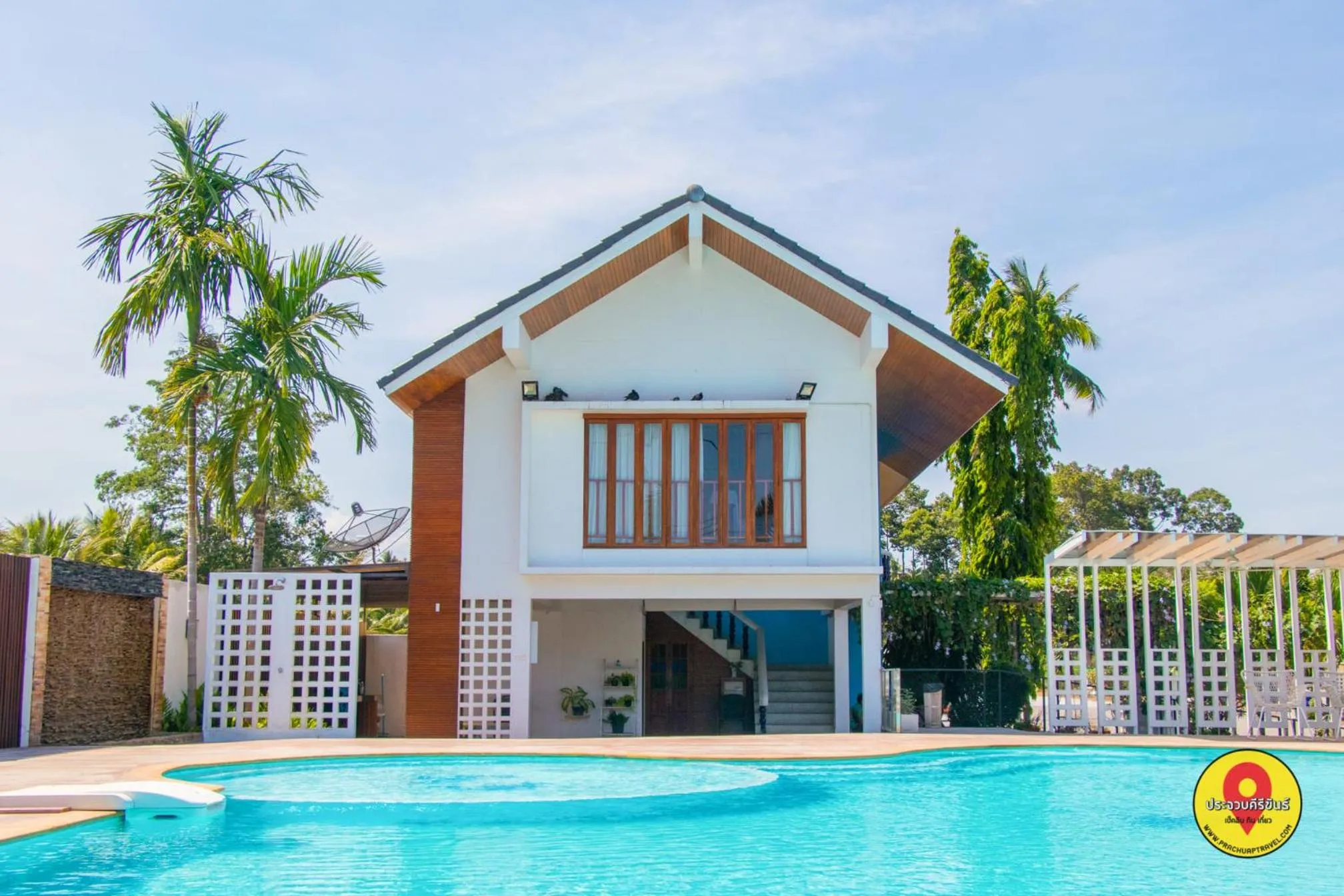 Swimming pool in Bangsaphan Resort