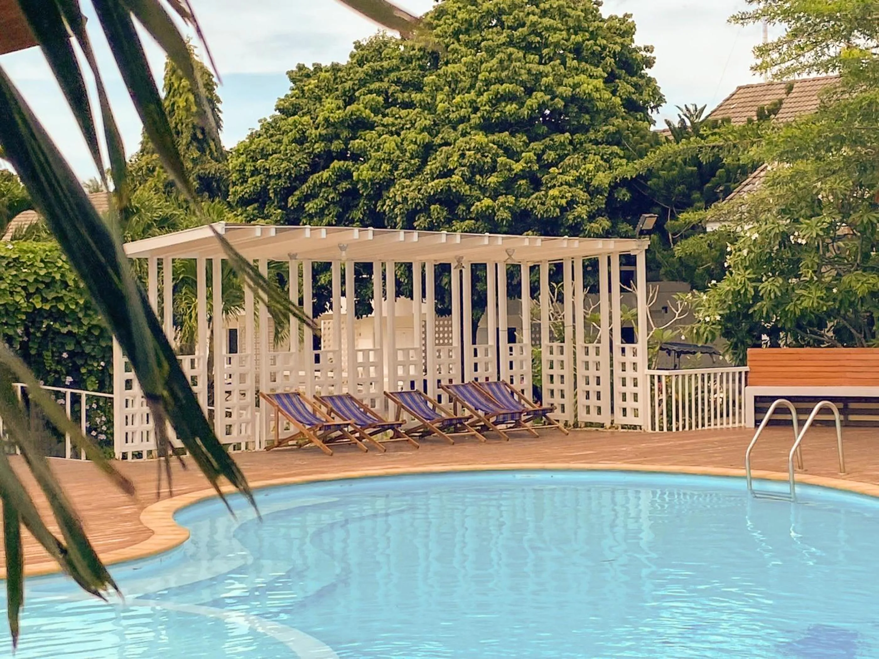 Swimming pool in Bangsaphan Resort