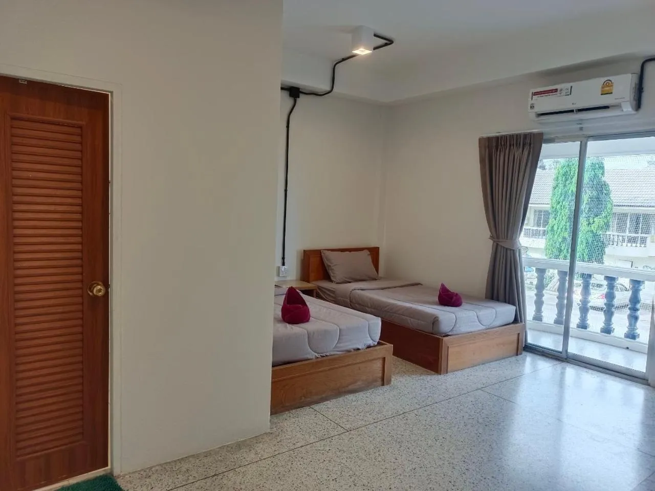 Photo of the whole room, Bed in Bangsaphan Resort