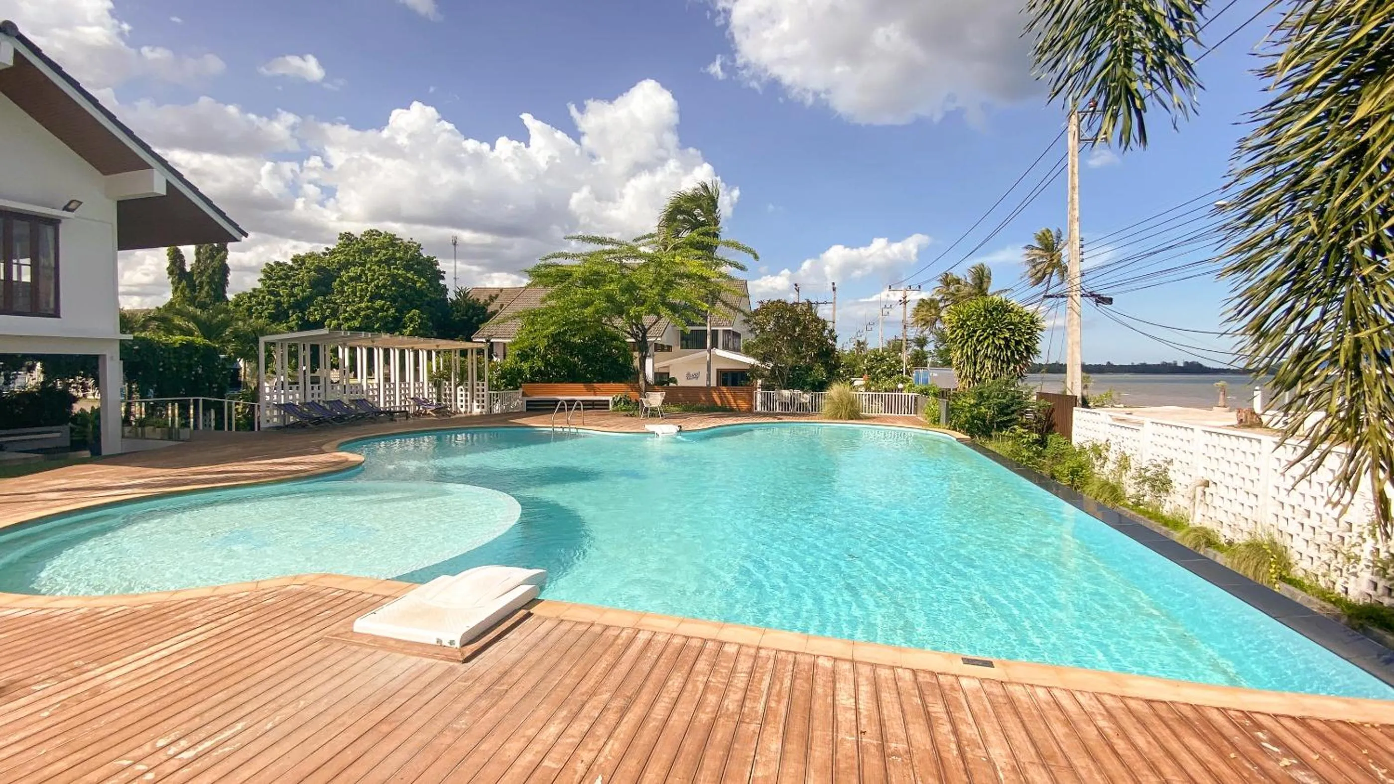 Swimming pool in Bangsaphan Resort