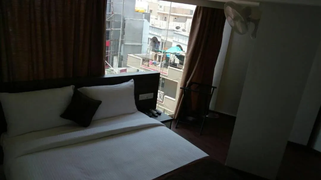 Bed in Hotel Royal Inn - Electronic City