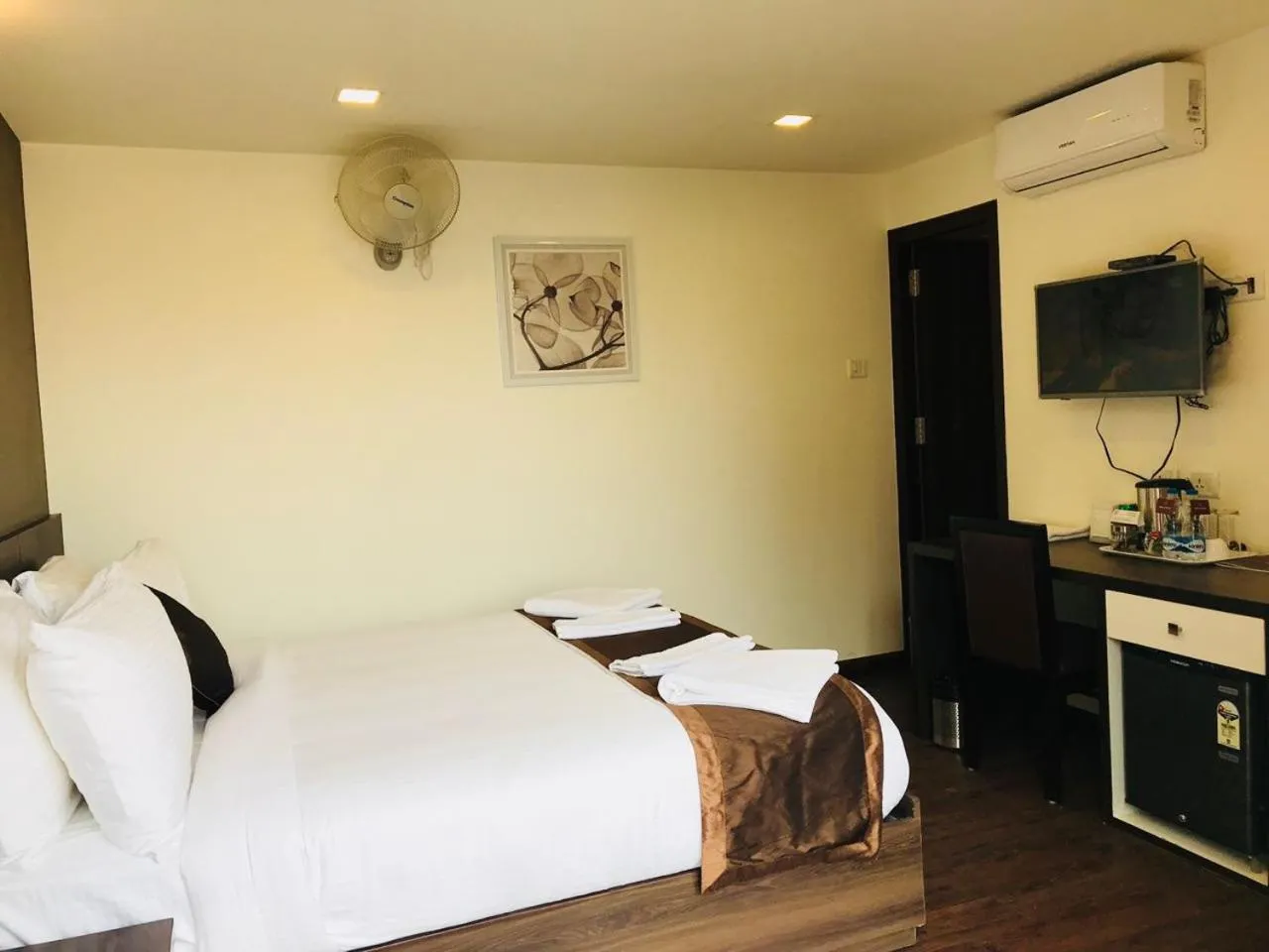 Bed in Hotel Royal Inn - Electronic City