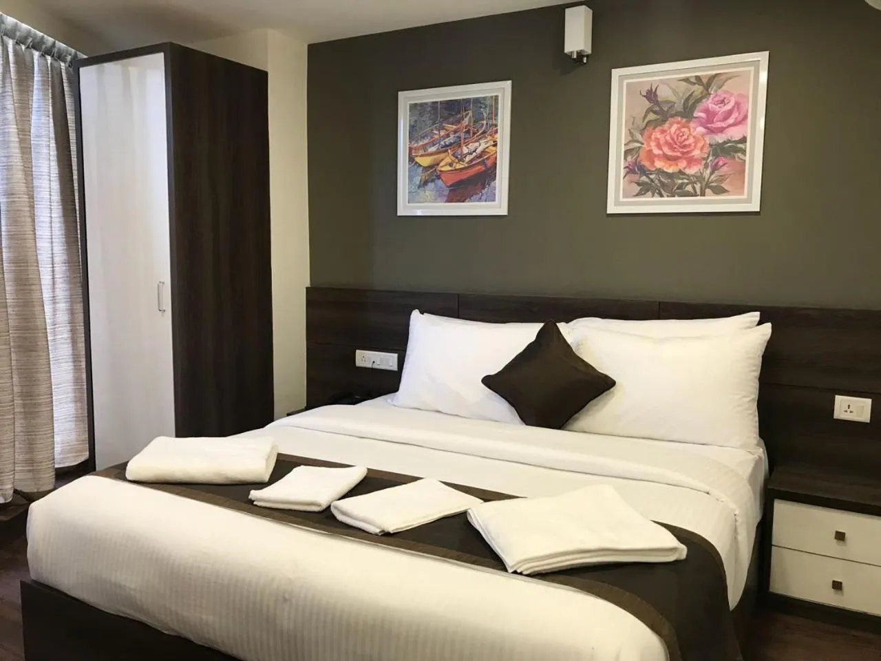 Bed in Hotel Royal Inn - Electronic City