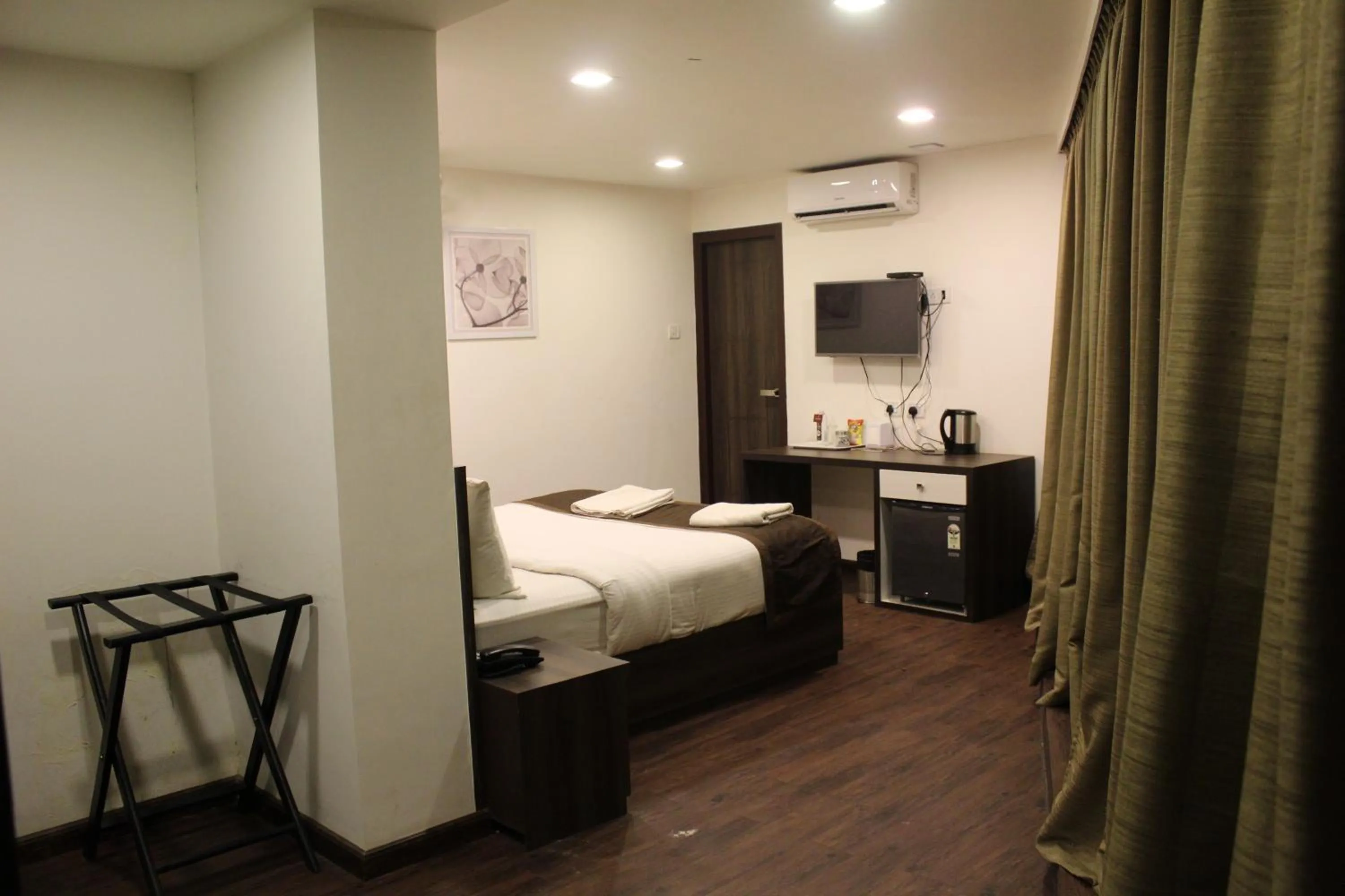 Bed in Hotel Royal Inn - Electronic City