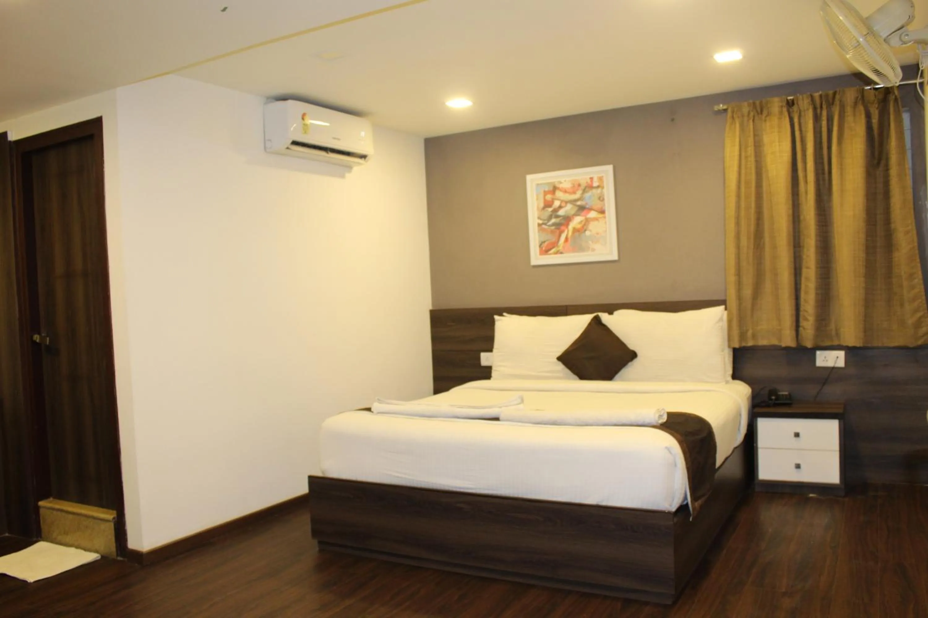 Bedroom, Bed in Hotel Royal Inn - Electronic City