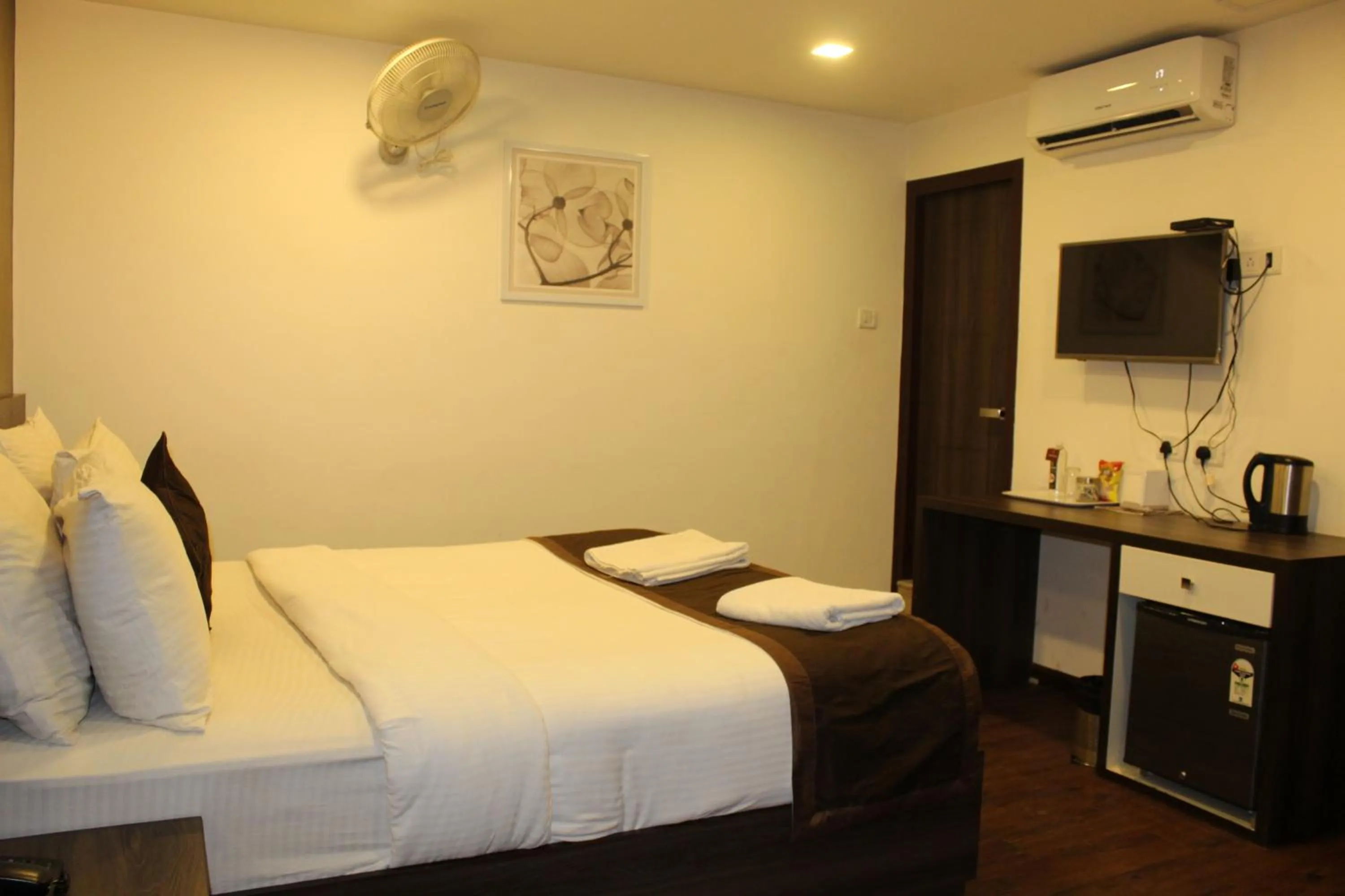 Bed in Hotel Royal Inn - Electronic City