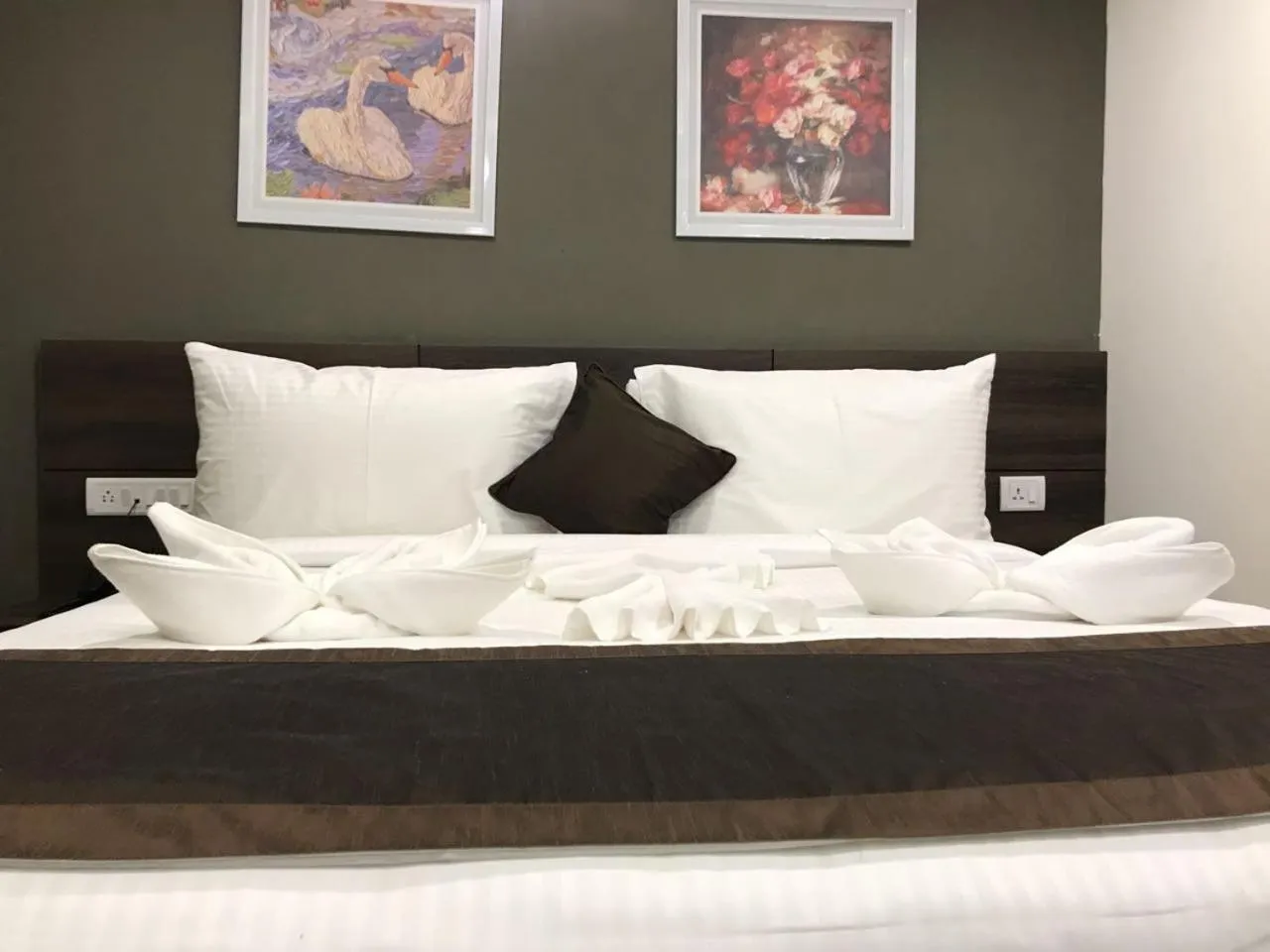 Bed in Hotel Royal Inn - Electronic City