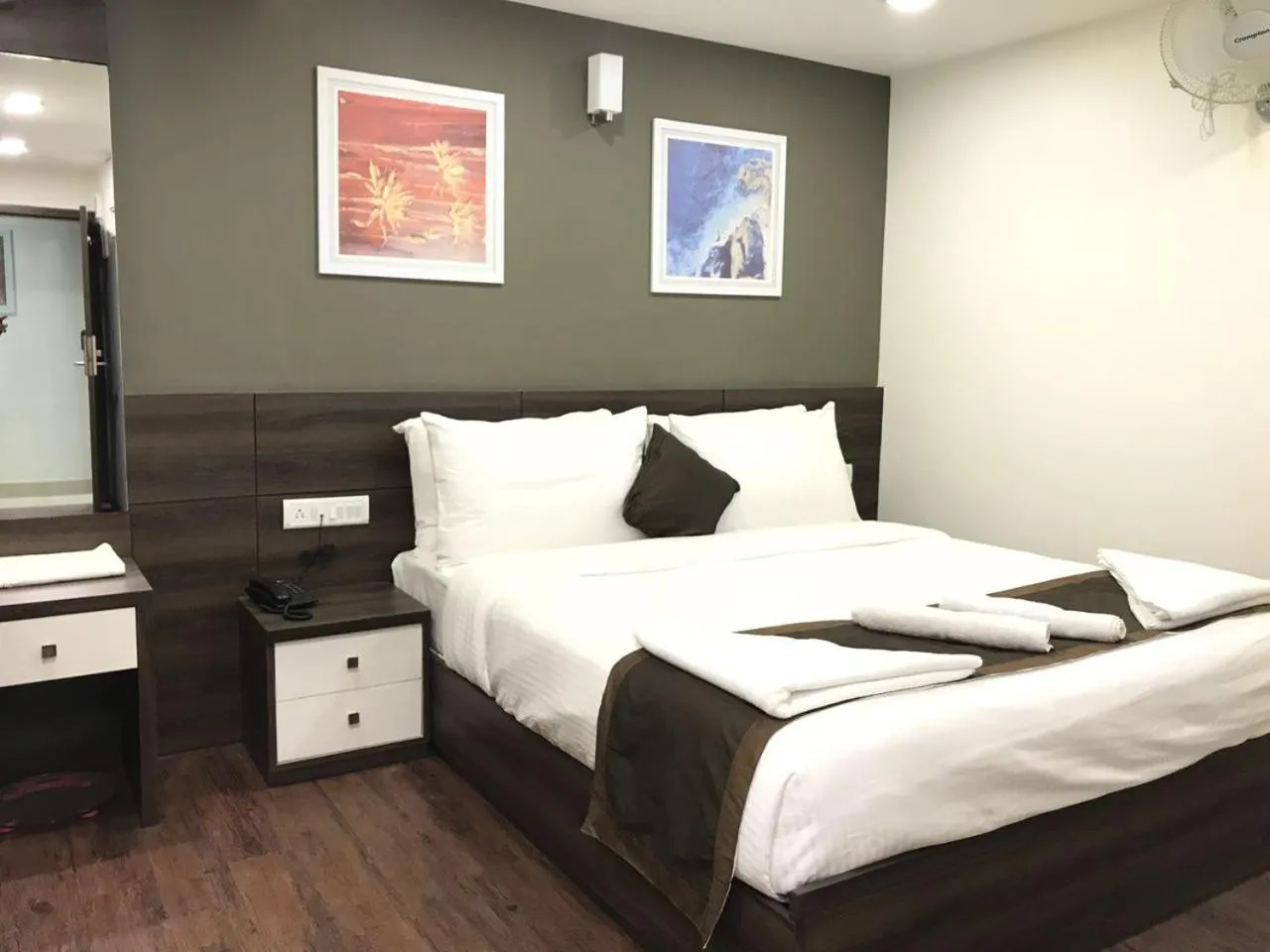Bed in Hotel Royal Inn - Electronic City
