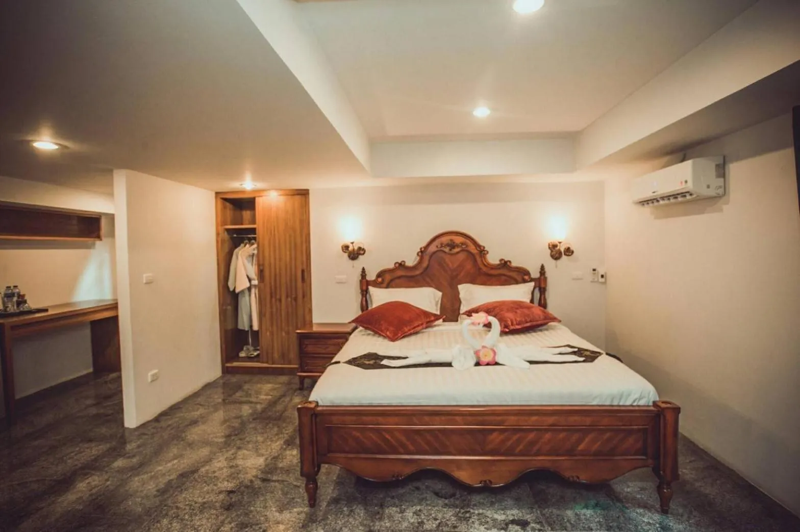 Photo of the whole room, Bed in Sasitara Thai Villas