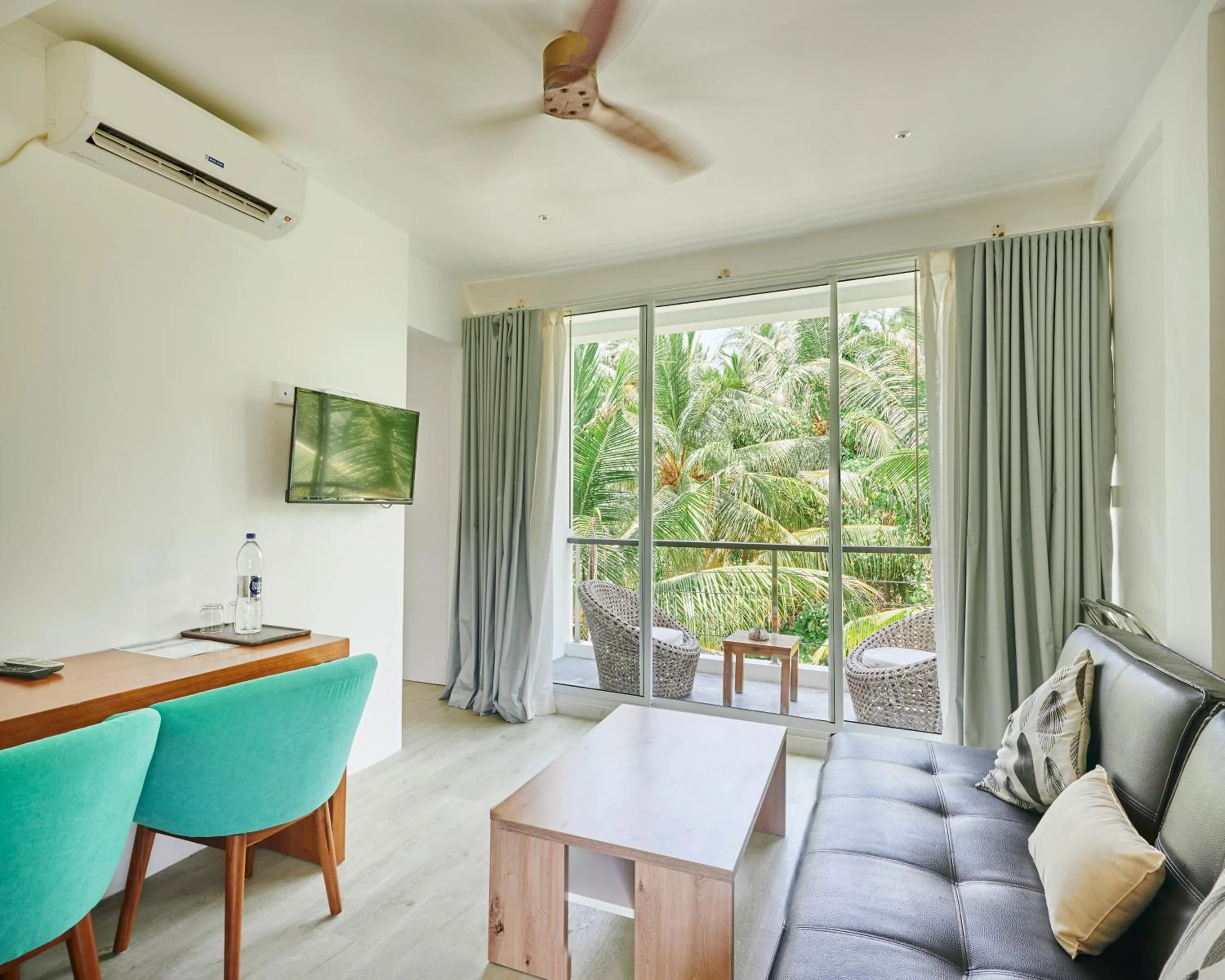 Communal lounge/ TV room in Bliss Dhigurah