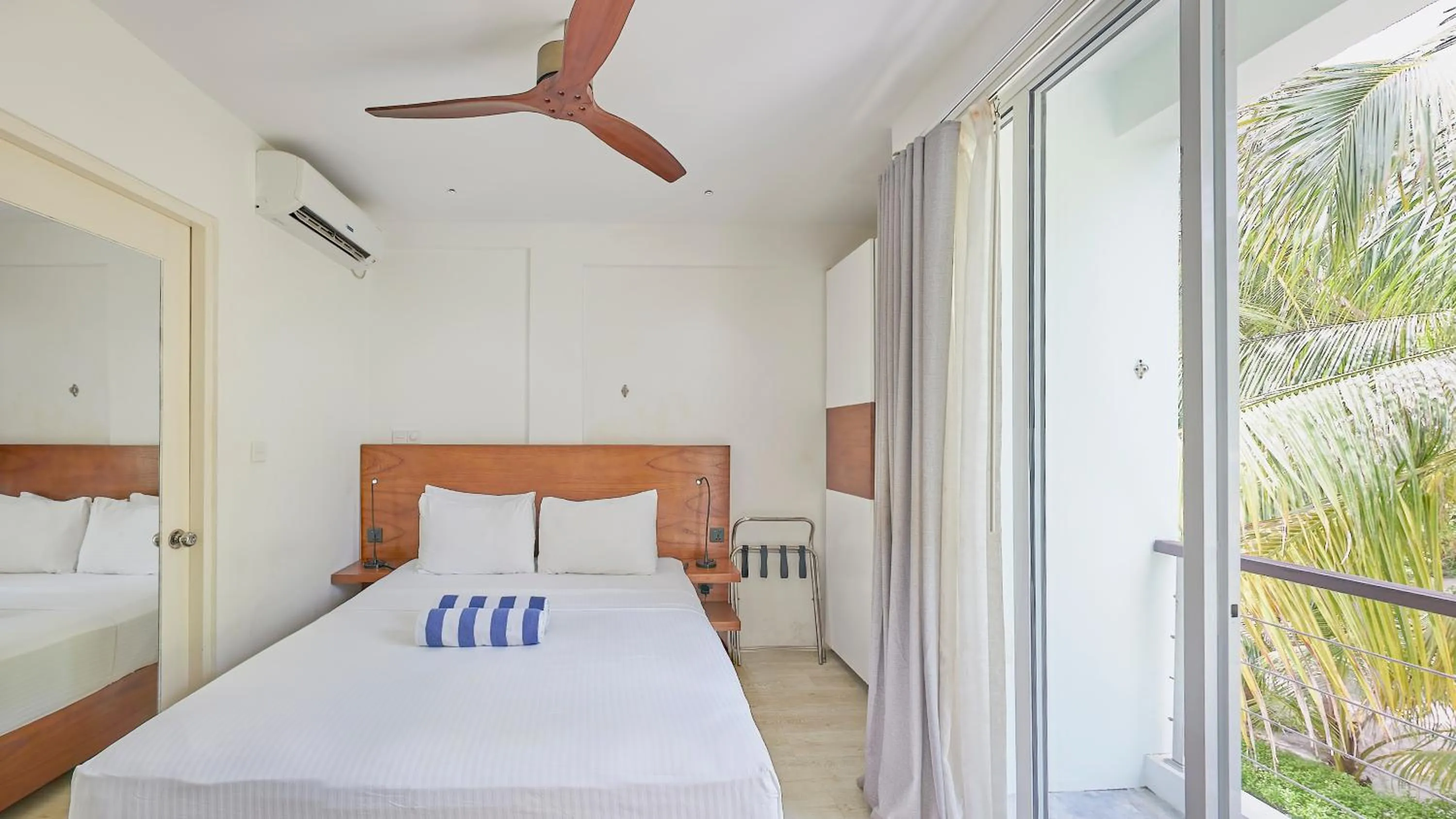 Photo of the whole room, Bed in Bliss Dhigurah
