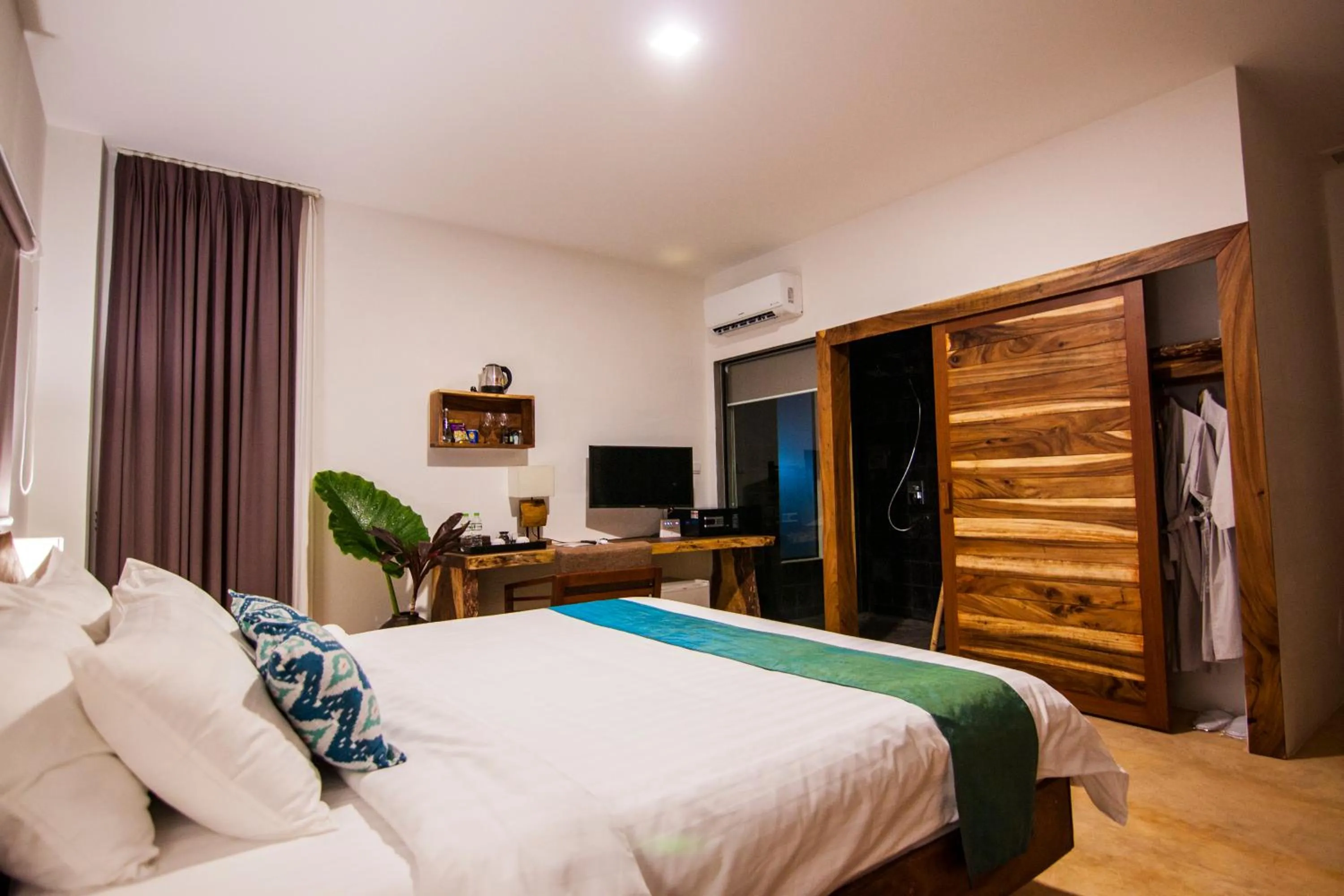 TV and multimedia, Bed in Sarina Boutique Hotel