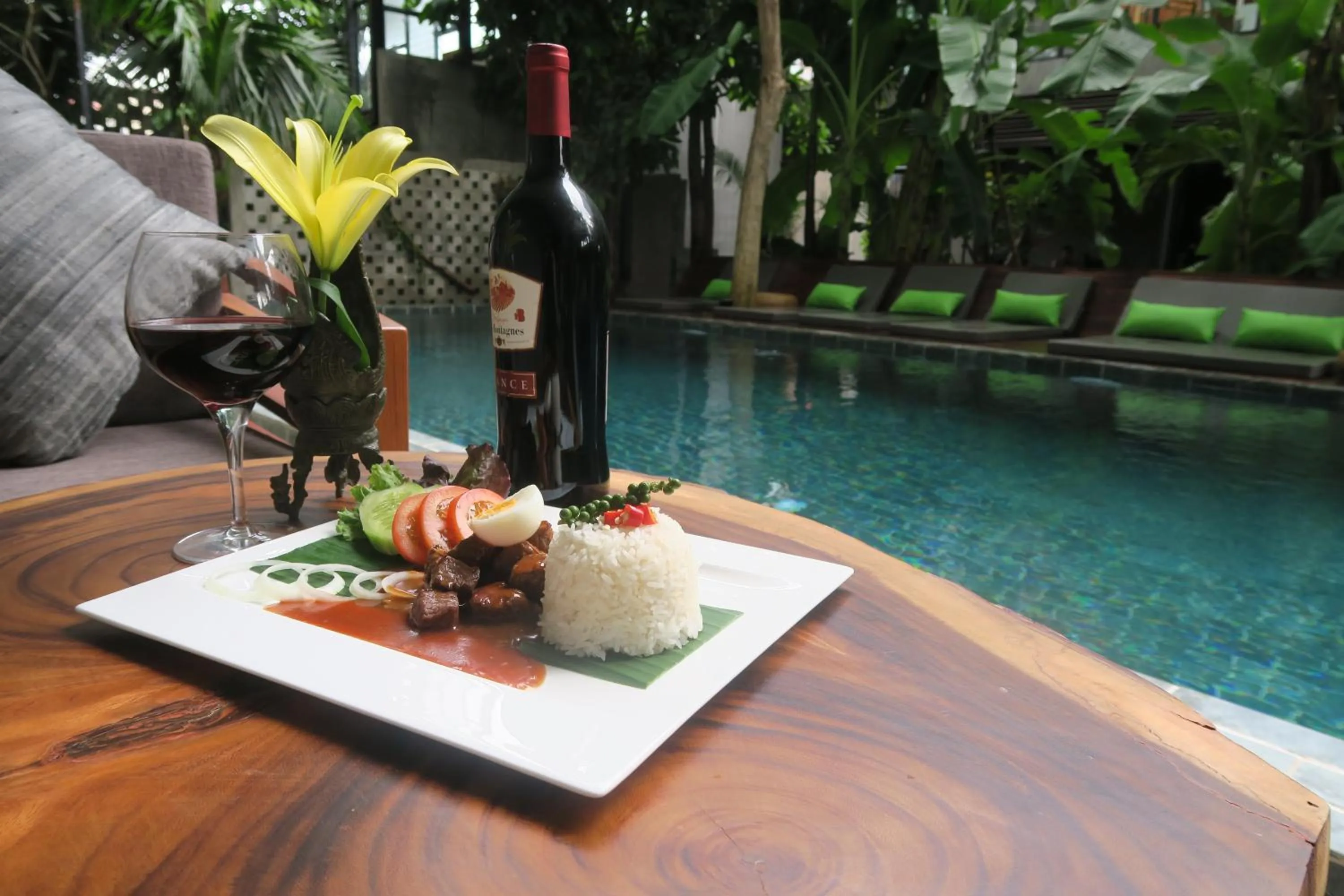 Food and drinks in Sarina Boutique Hotel