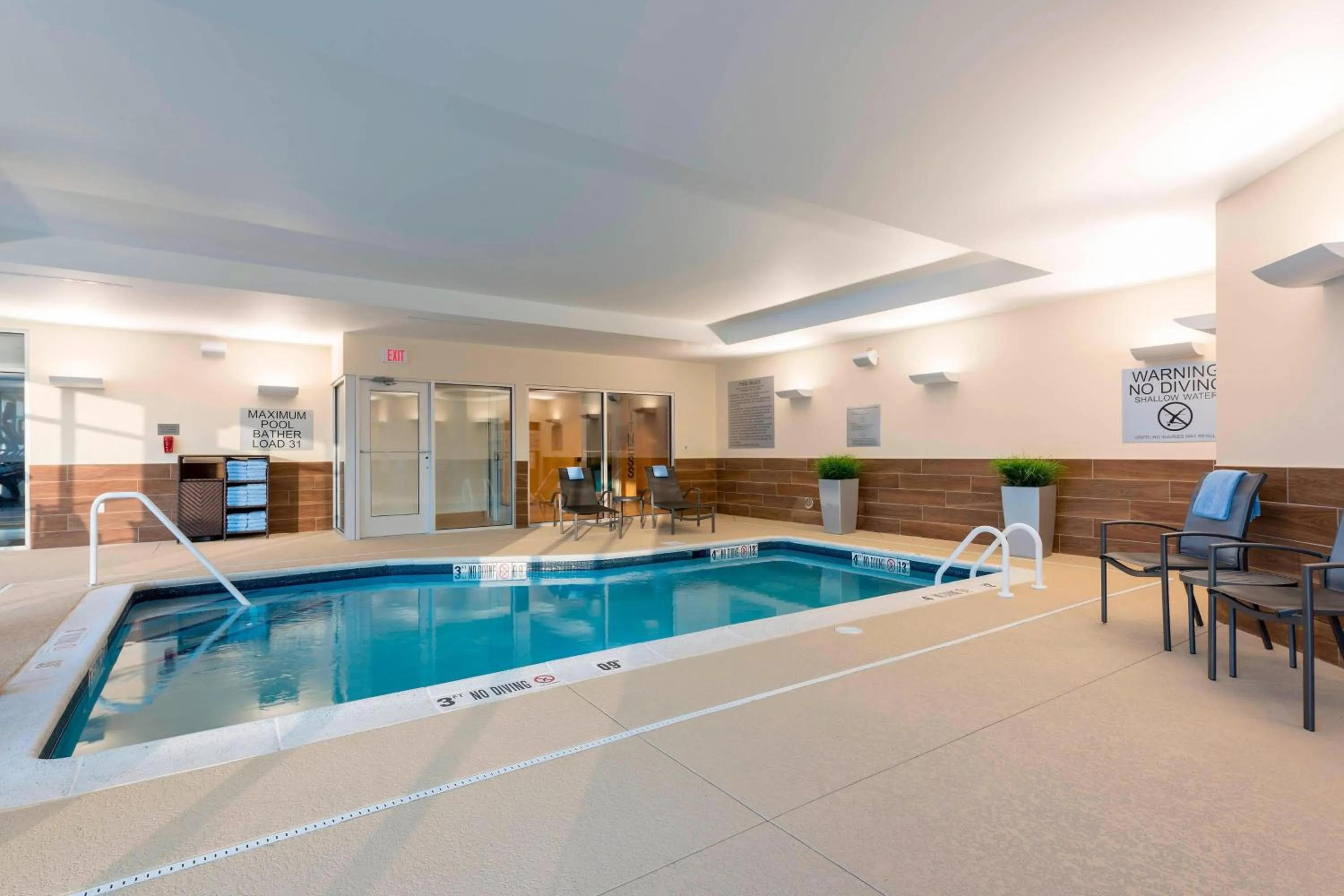 Swimming pool in Fairfield Inn & Suites by Marriott Indianapolis Fishers
