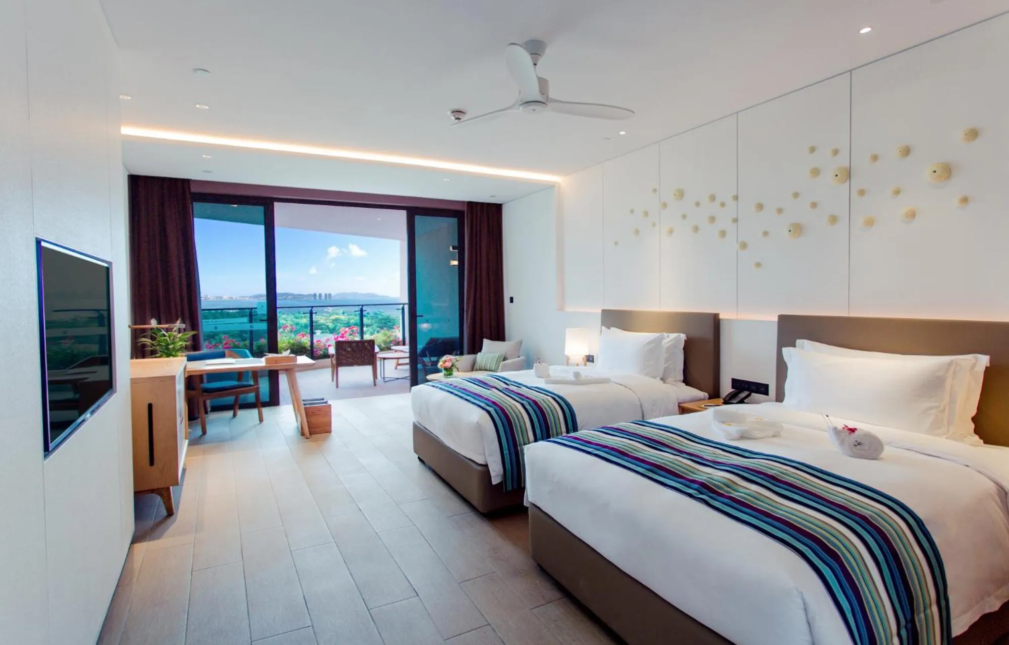 Photo of the whole room, Bed in Sanya Conifer Resort