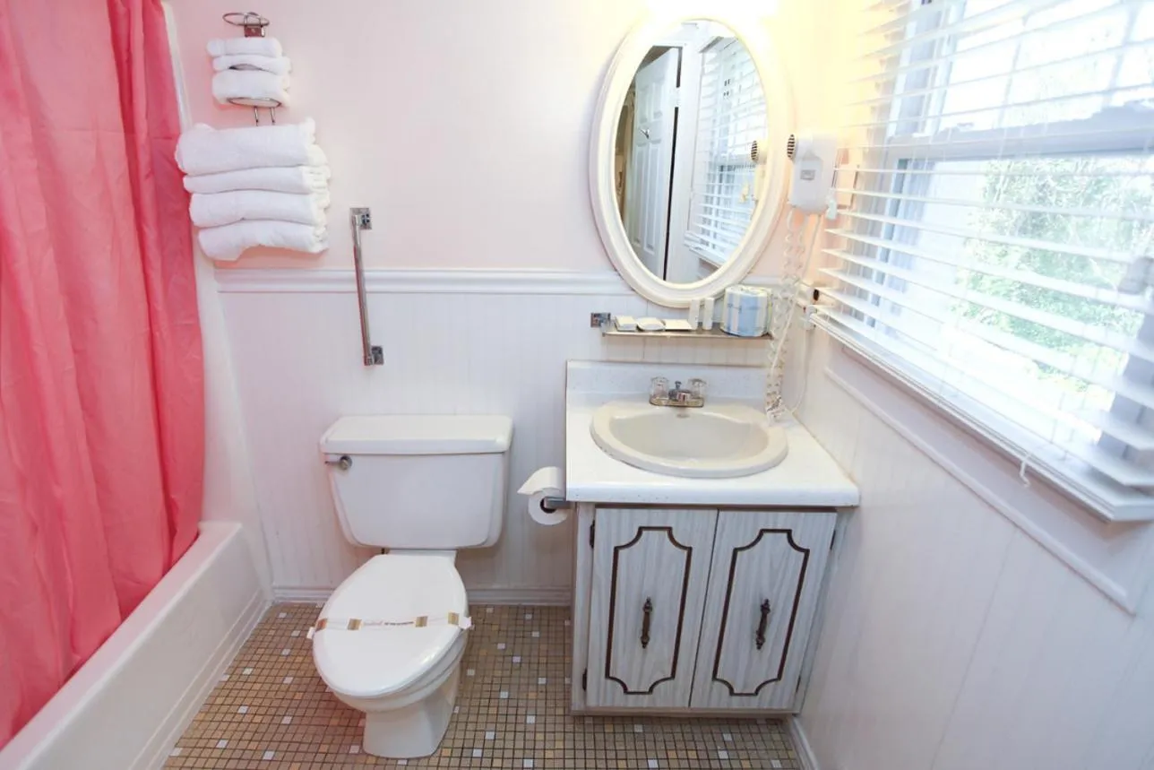 Bathroom in Hyland Motor Inn