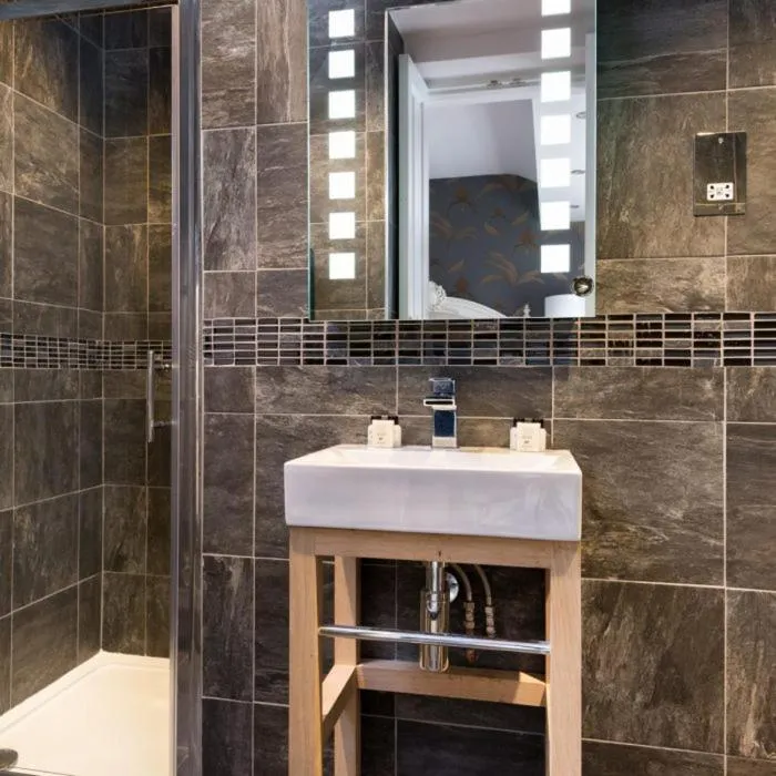 Shower in The Traveller's Rest