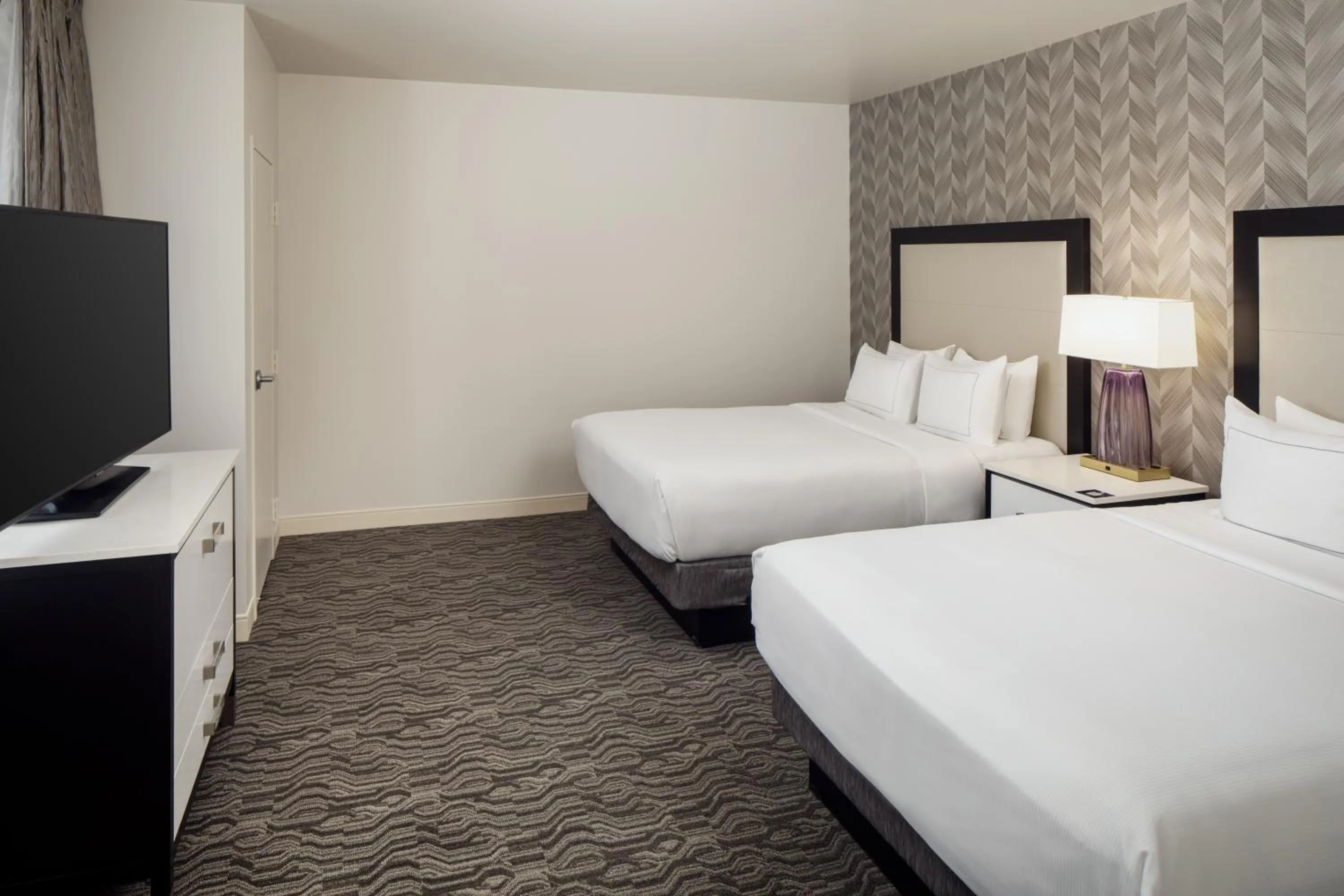 Bed in DoubleTree Suites by Hilton Hotel Detroit Downtown - Fort Shelby