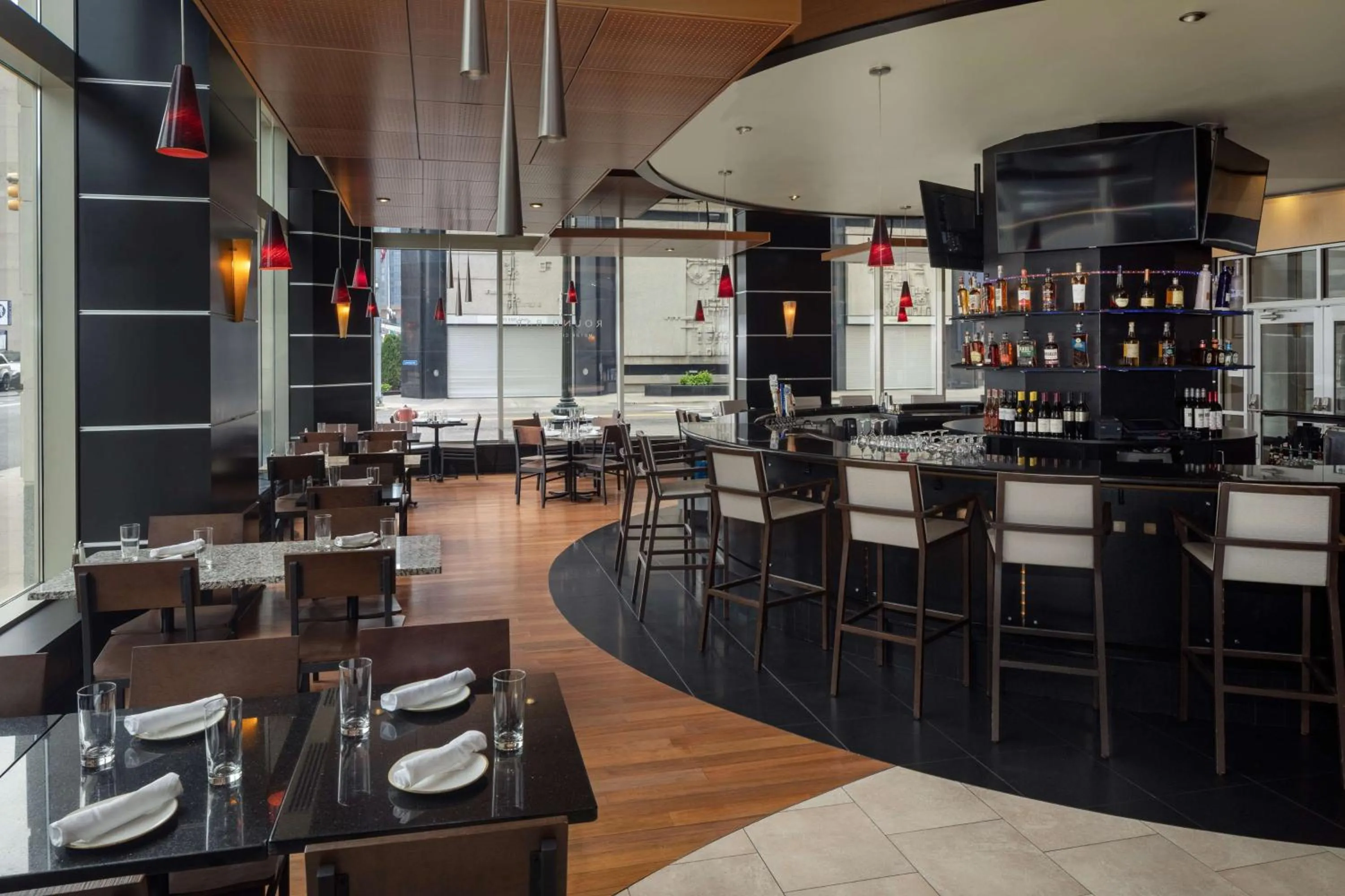 Lounge or bar in DoubleTree Suites by Hilton Hotel Detroit Downtown - Fort Shelby