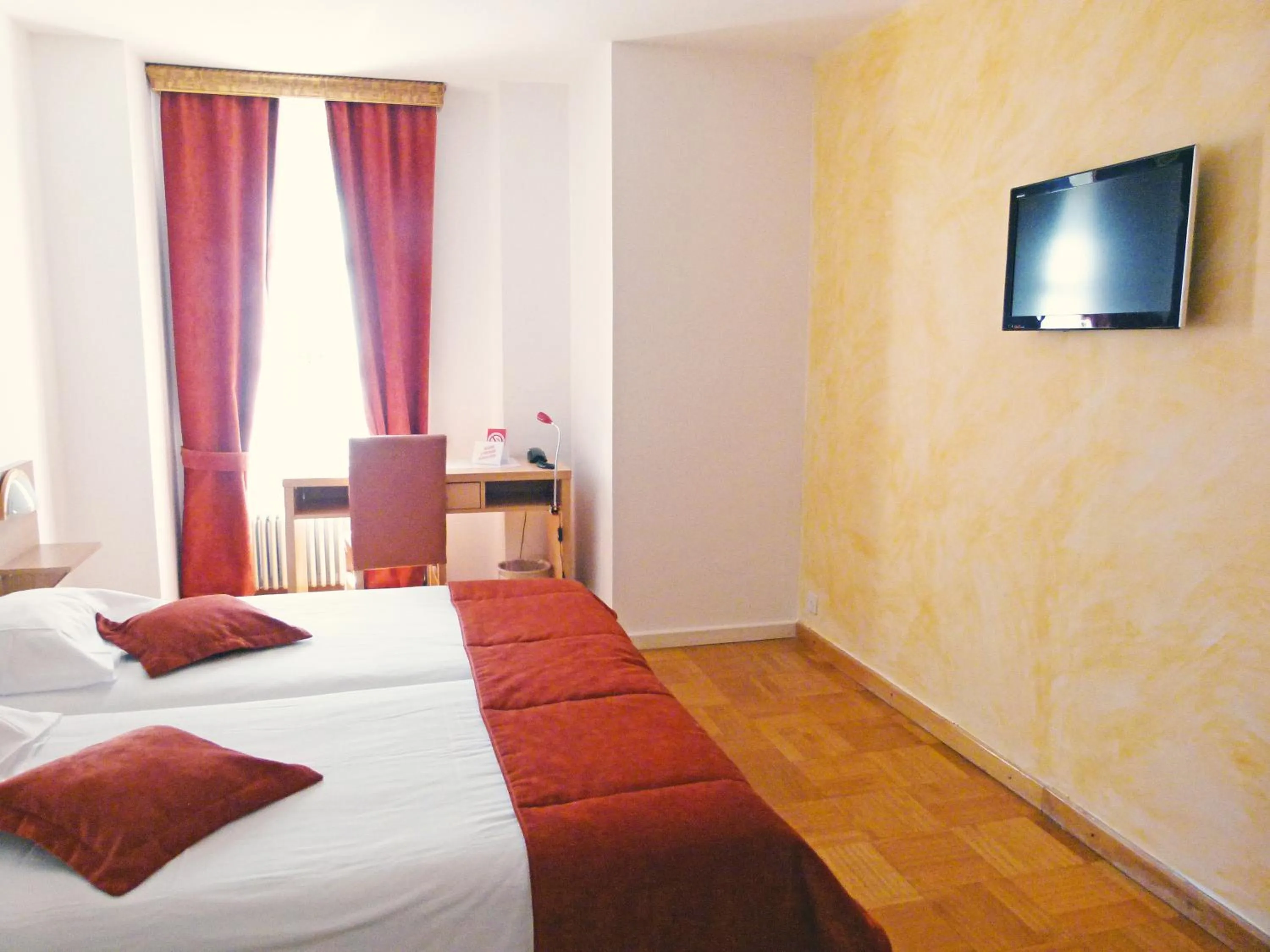 Communal lounge/ TV room, Bed in Hostellerie du XVI Siècle