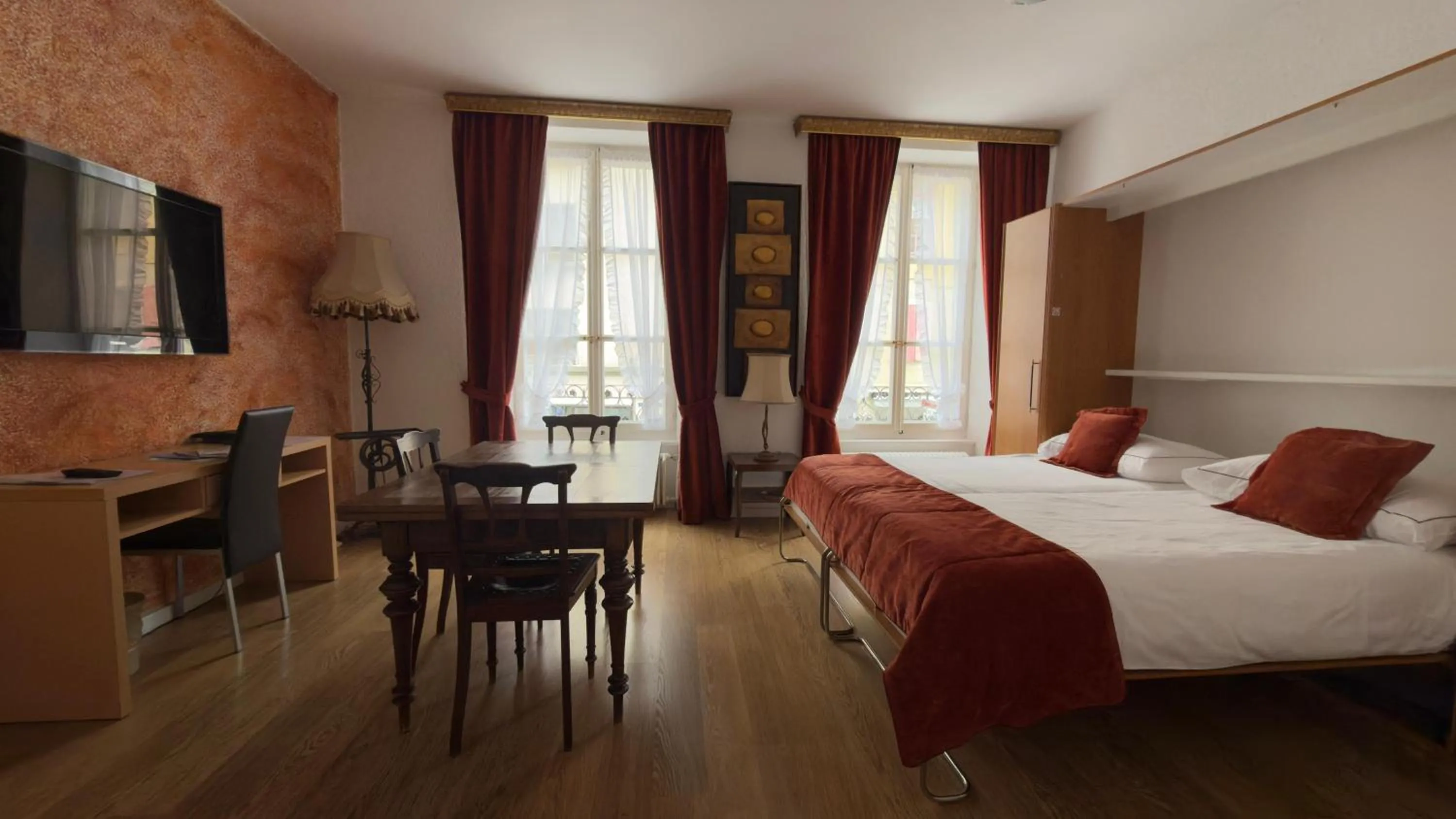 Bed in Hostellerie du XVI Siècle