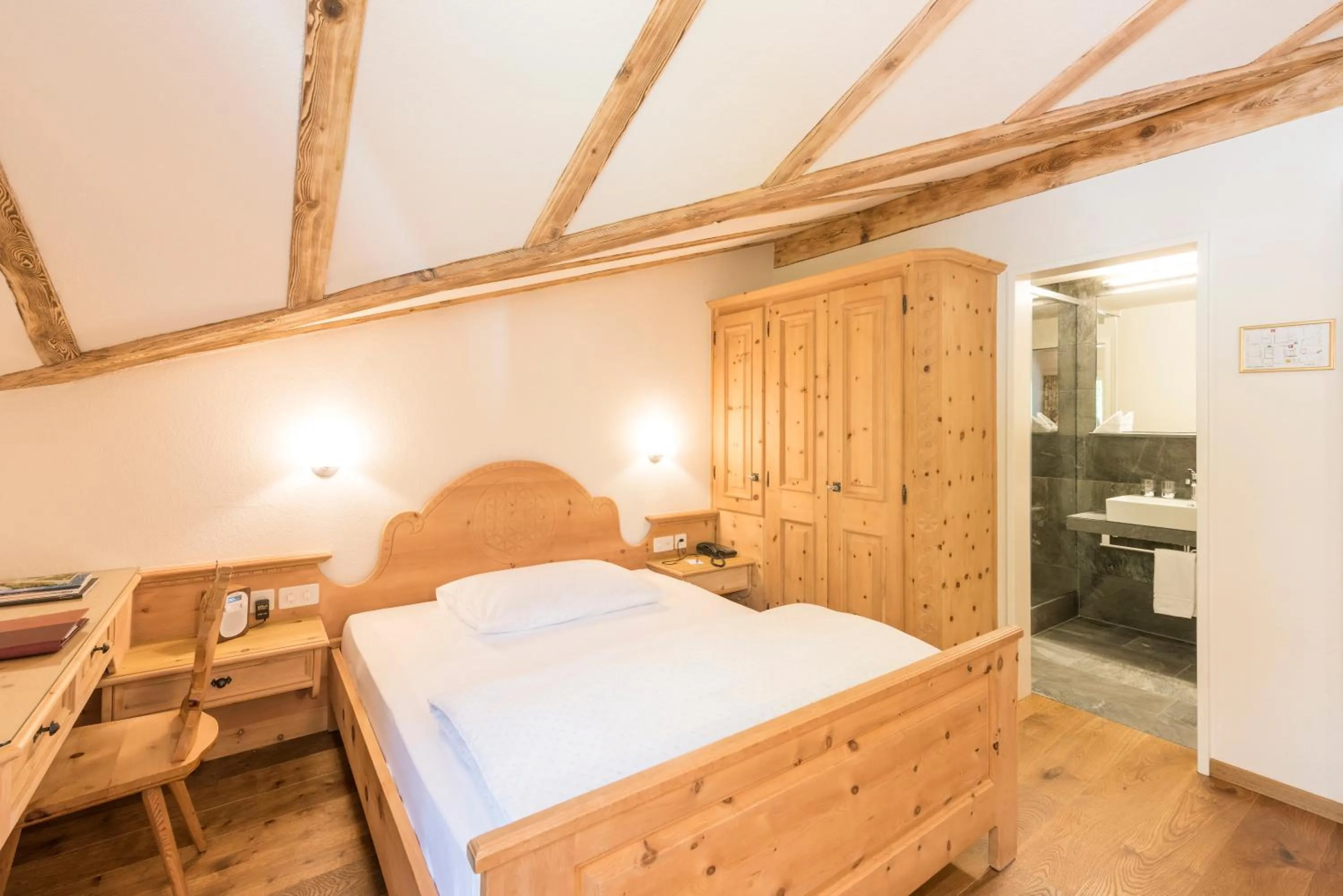 Photo of the whole room, Bed in Hotel Chesa Randolina