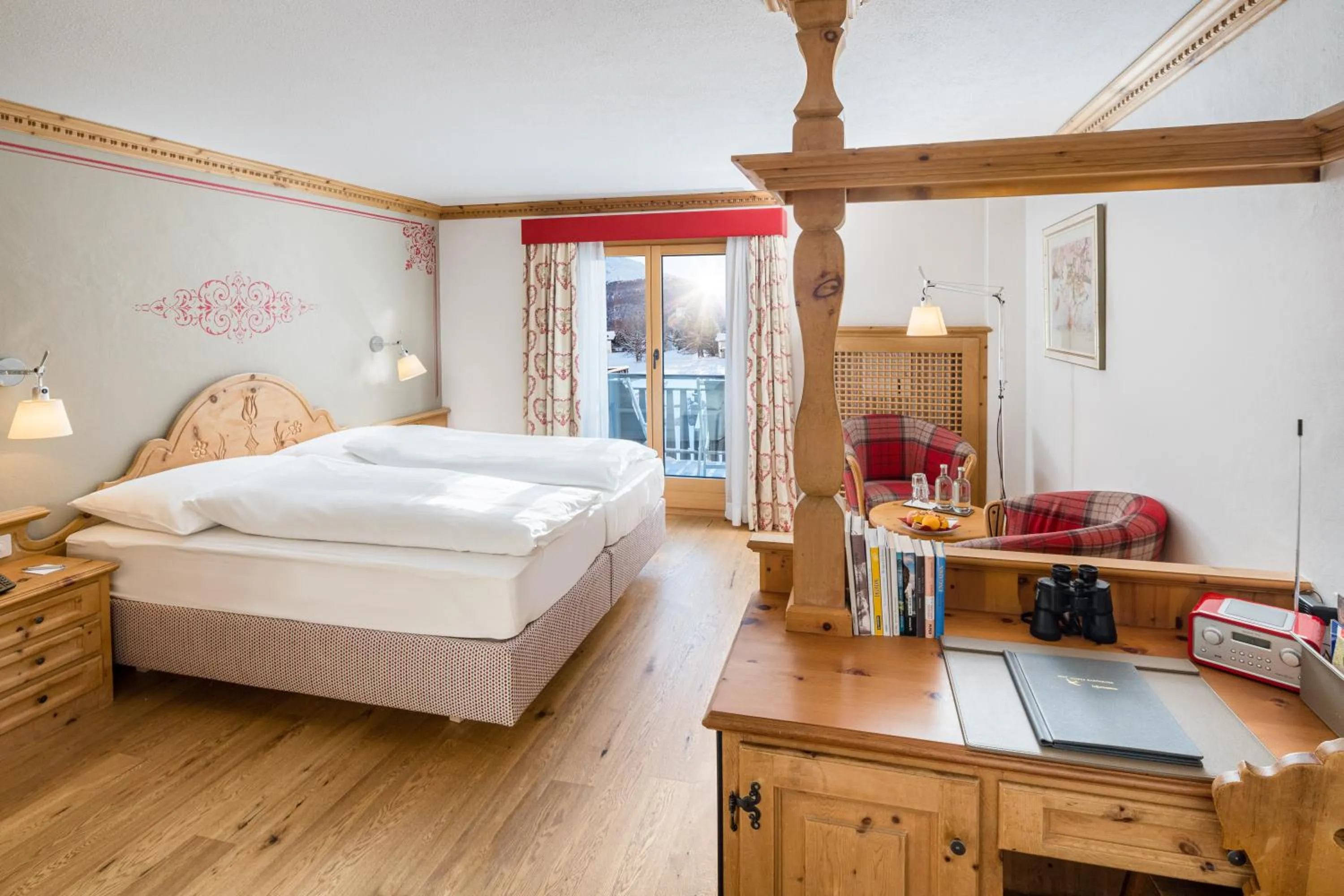 Photo of the whole room, Bed in Hotel Chesa Randolina