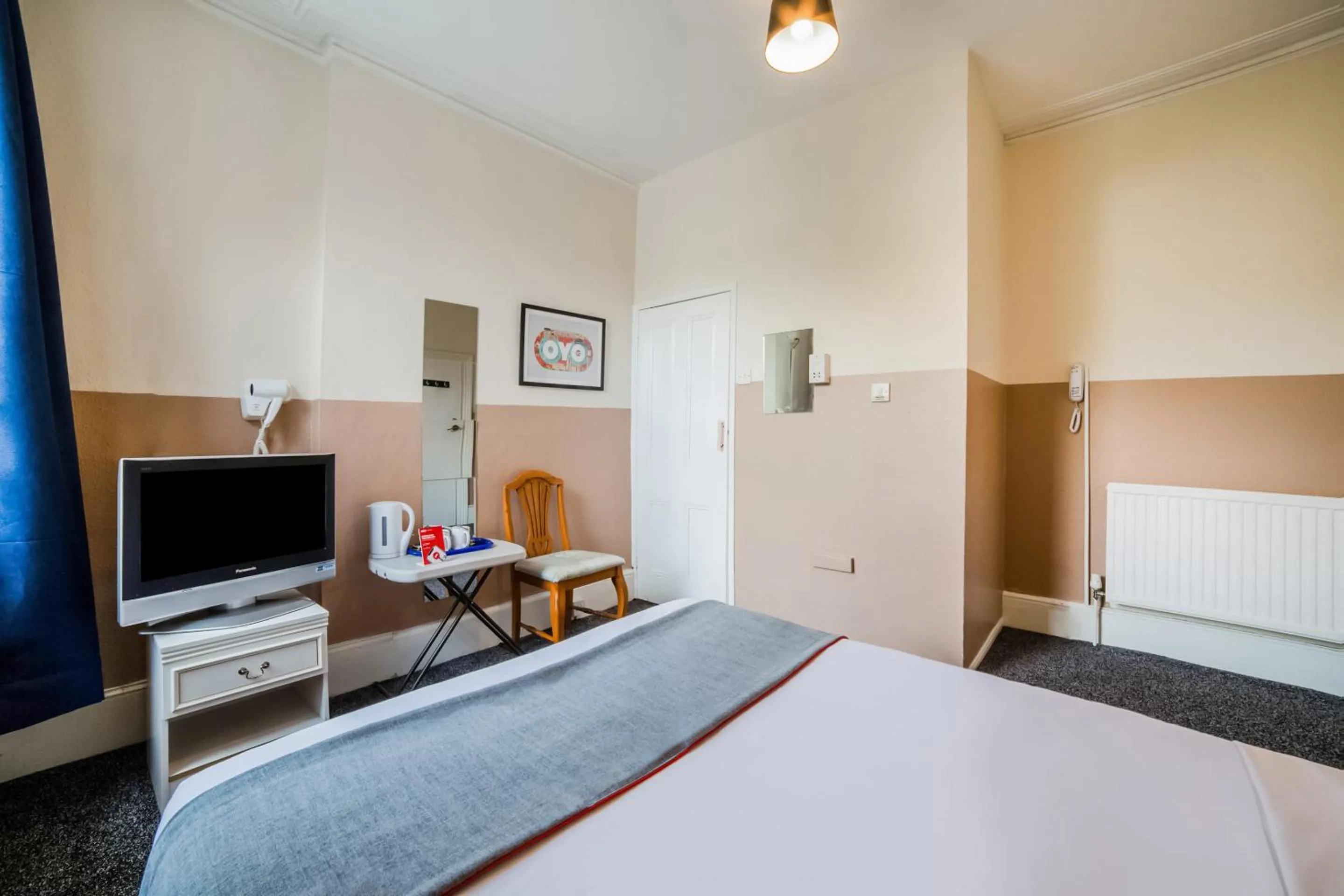 Bedroom, Bed in Devine Beach Hotel, Westcliff Southend-On-Sea