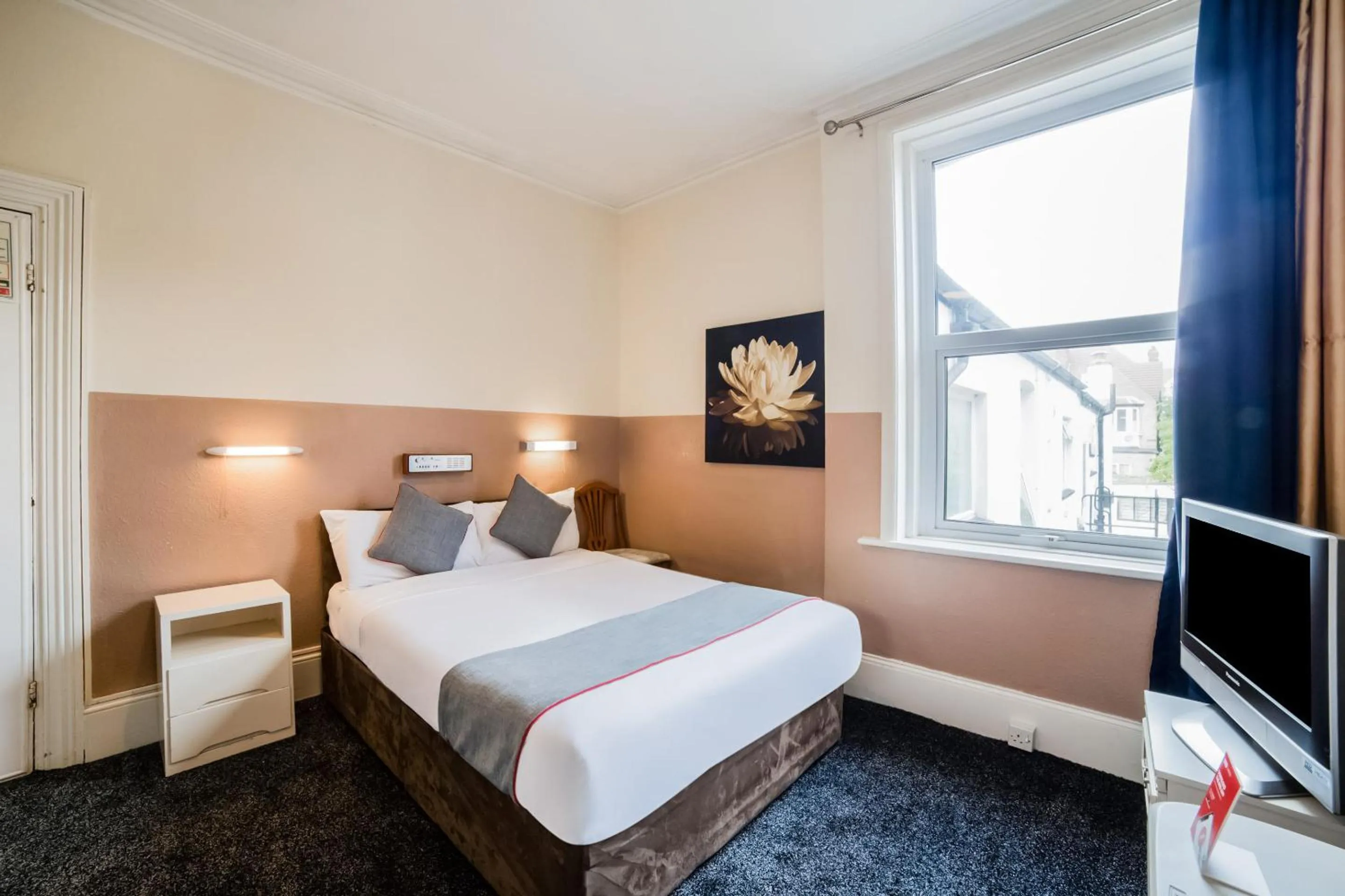 Bedroom, Bed in Devine Beach Hotel, Westcliff Southend-On-Sea