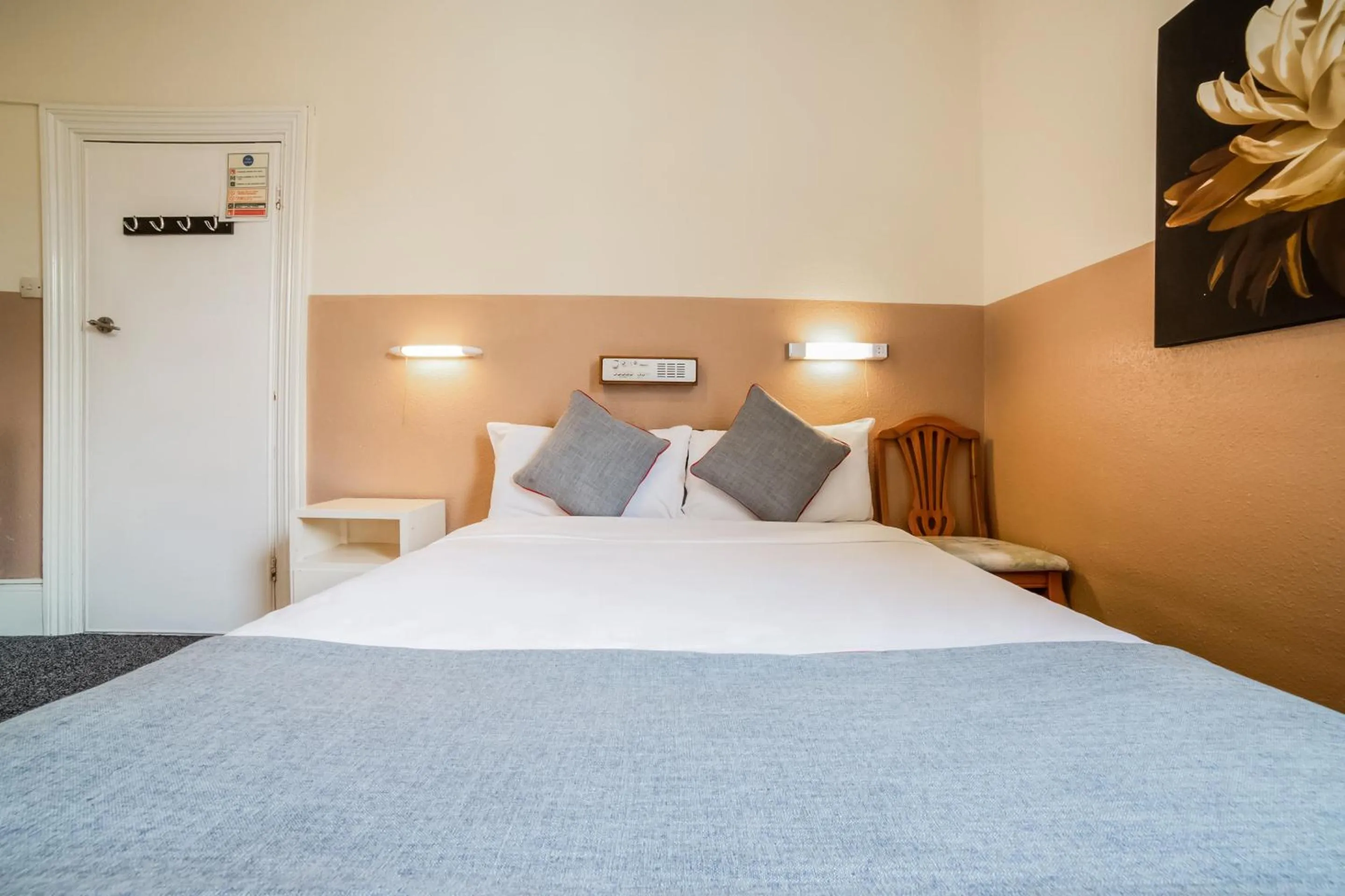 Bedroom, Bed in Devine Beach Hotel, Westcliff Southend-On-Sea