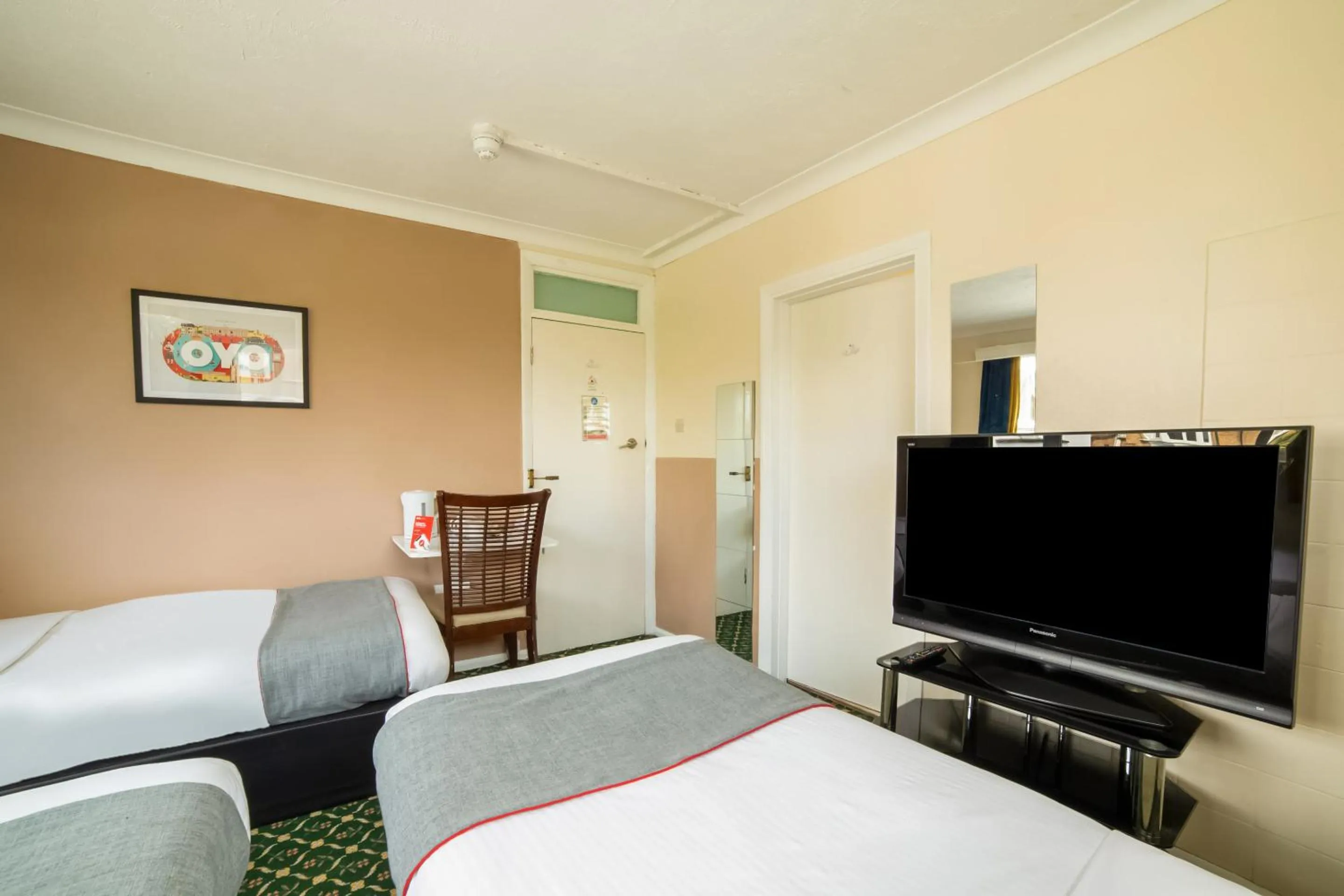 Bedroom, Bed in Devine Beach Hotel, Westcliff Southend-On-Sea