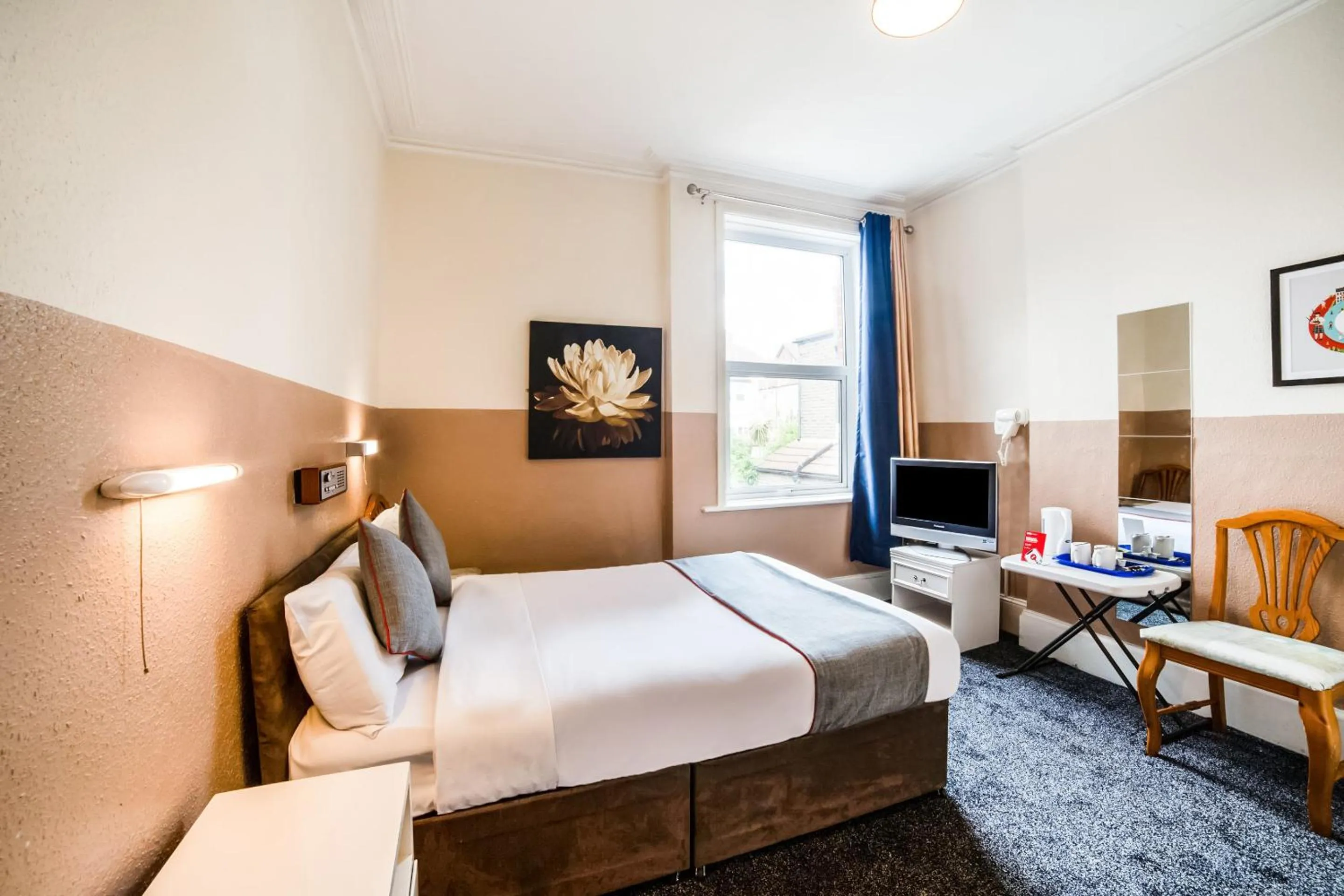 Bedroom, Bed in Devine Beach Hotel, Westcliff Southend-On-Sea