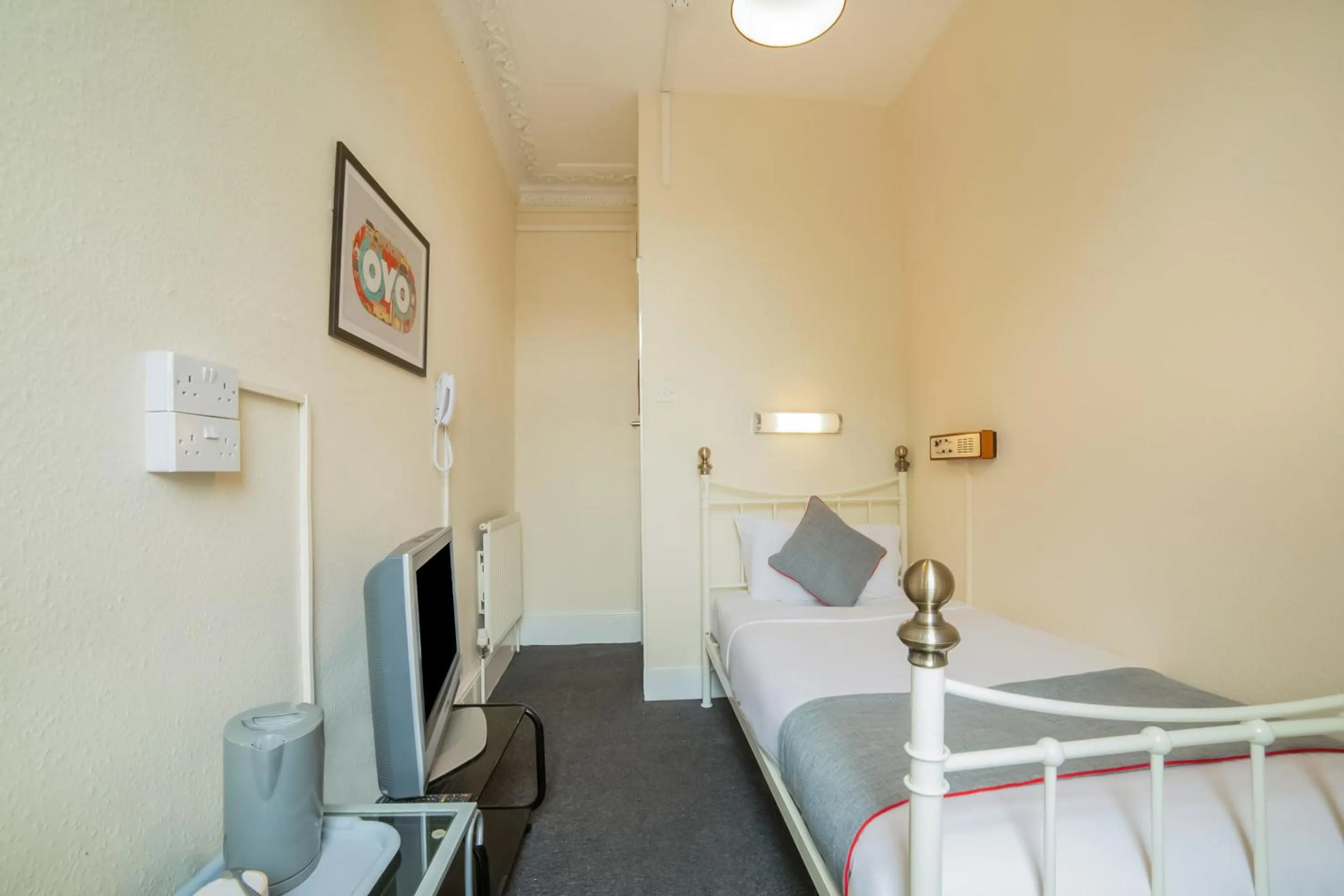 Bedroom, Bed in Devine Beach Hotel, Westcliff Southend-On-Sea