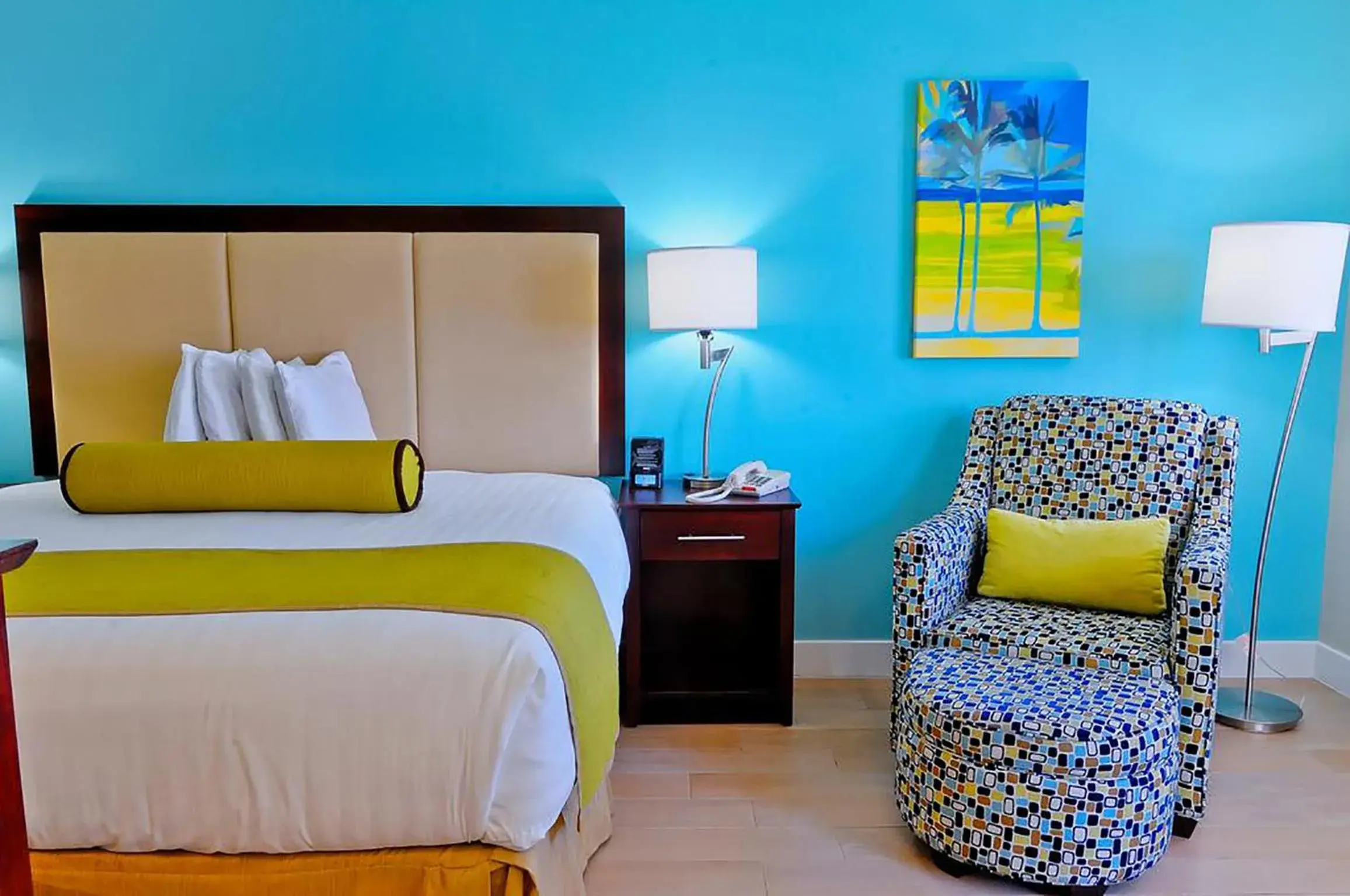 Superior King Room with Pool View and Balcony in Silver Palms Inn Superior King Room with Pool View and Balcony in Silver Palms Inn