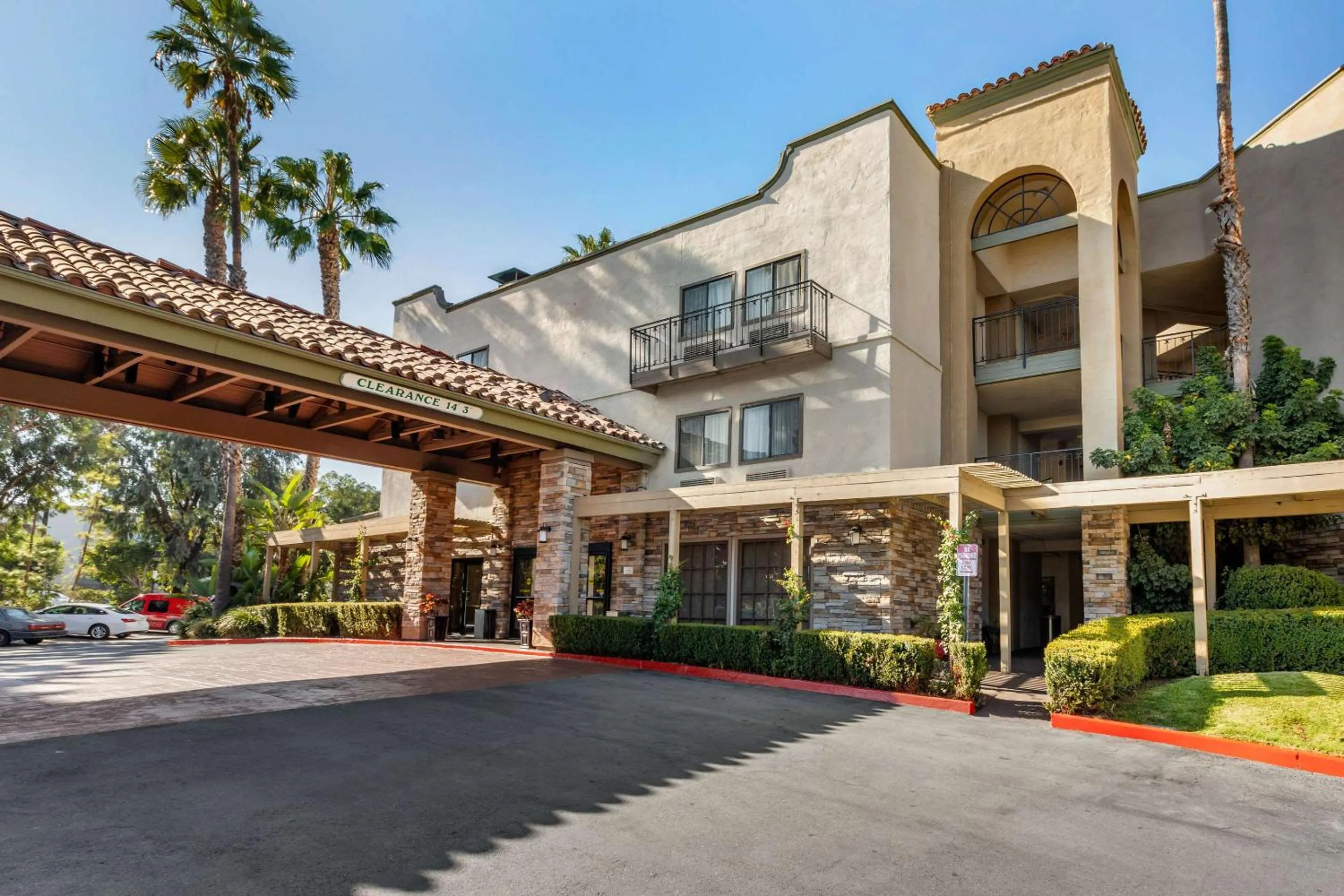 Property building in Comfort Inn & Suites Orange County John Wayne Airport
