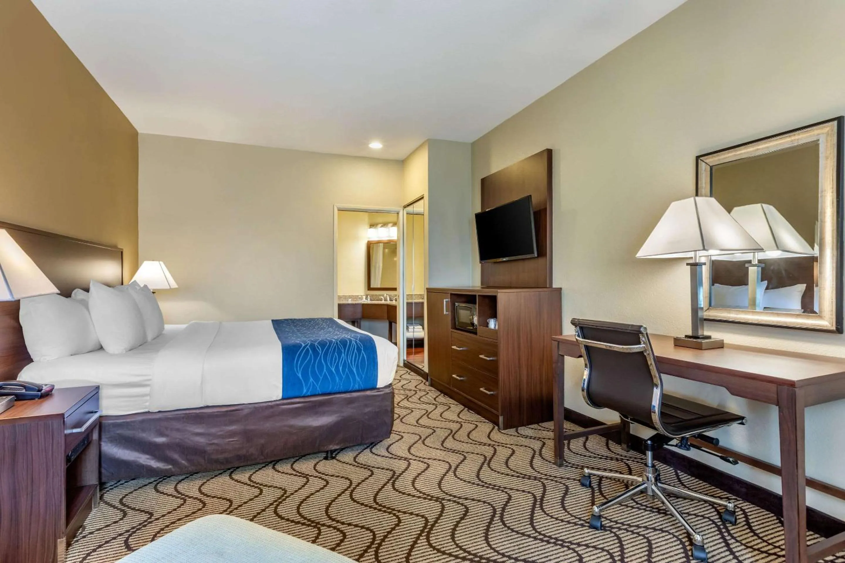 Photo of the whole room, Bed in Comfort Inn & Suites Orange County John Wayne Airport
