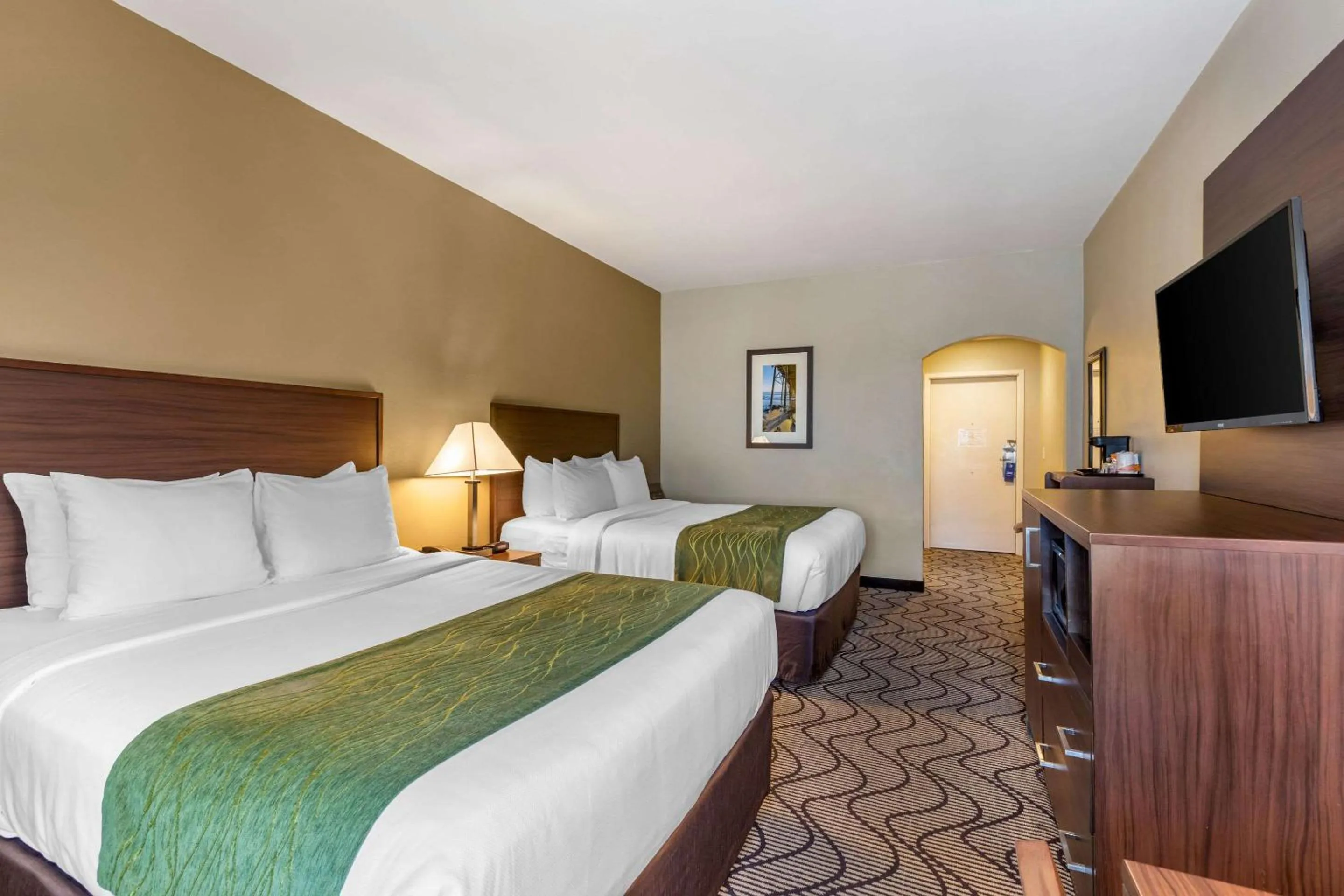 Photo of the whole room, Bed in Comfort Inn & Suites Orange County John Wayne Airport