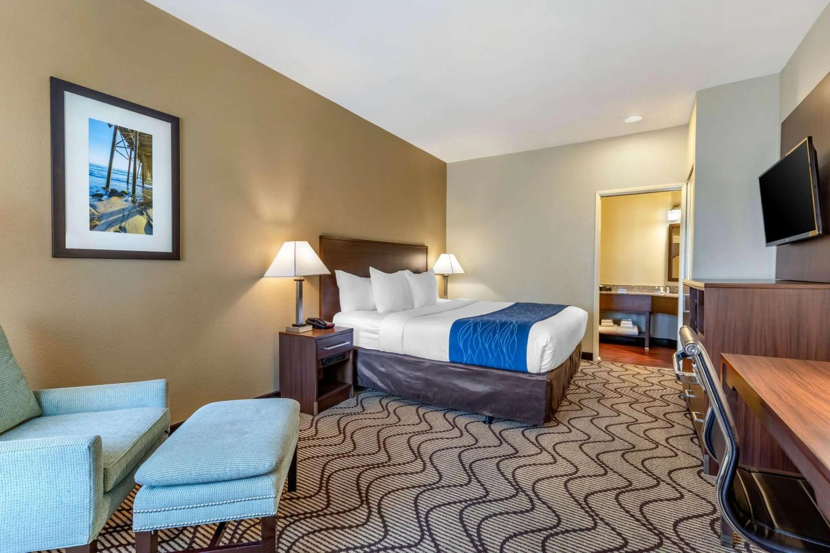 Photo of the whole room, Bed in Comfort Inn & Suites Orange County John Wayne Airport